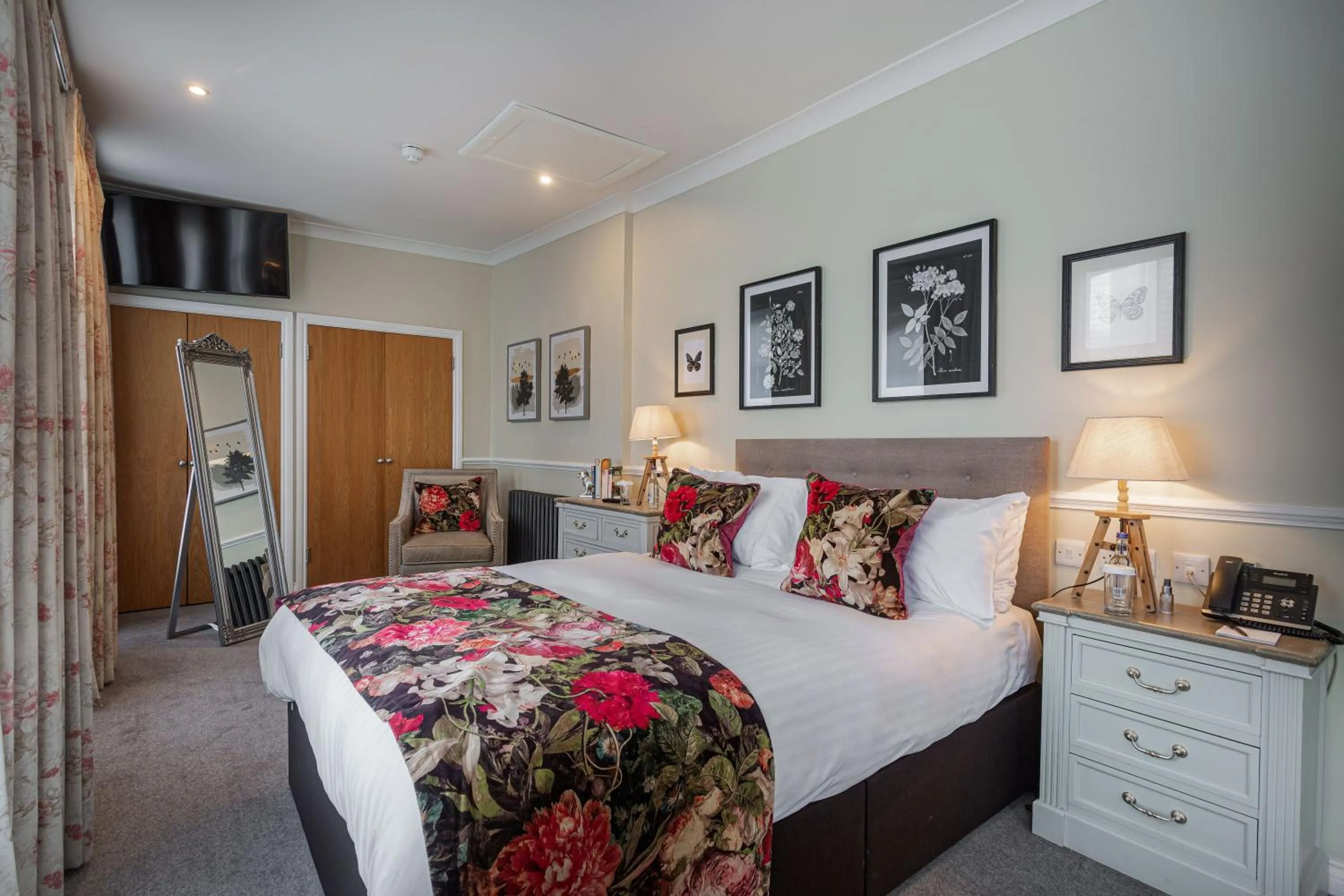 Bed in The White Horse Hotel, Romsey, Hampshire - The Coaching Inn Group