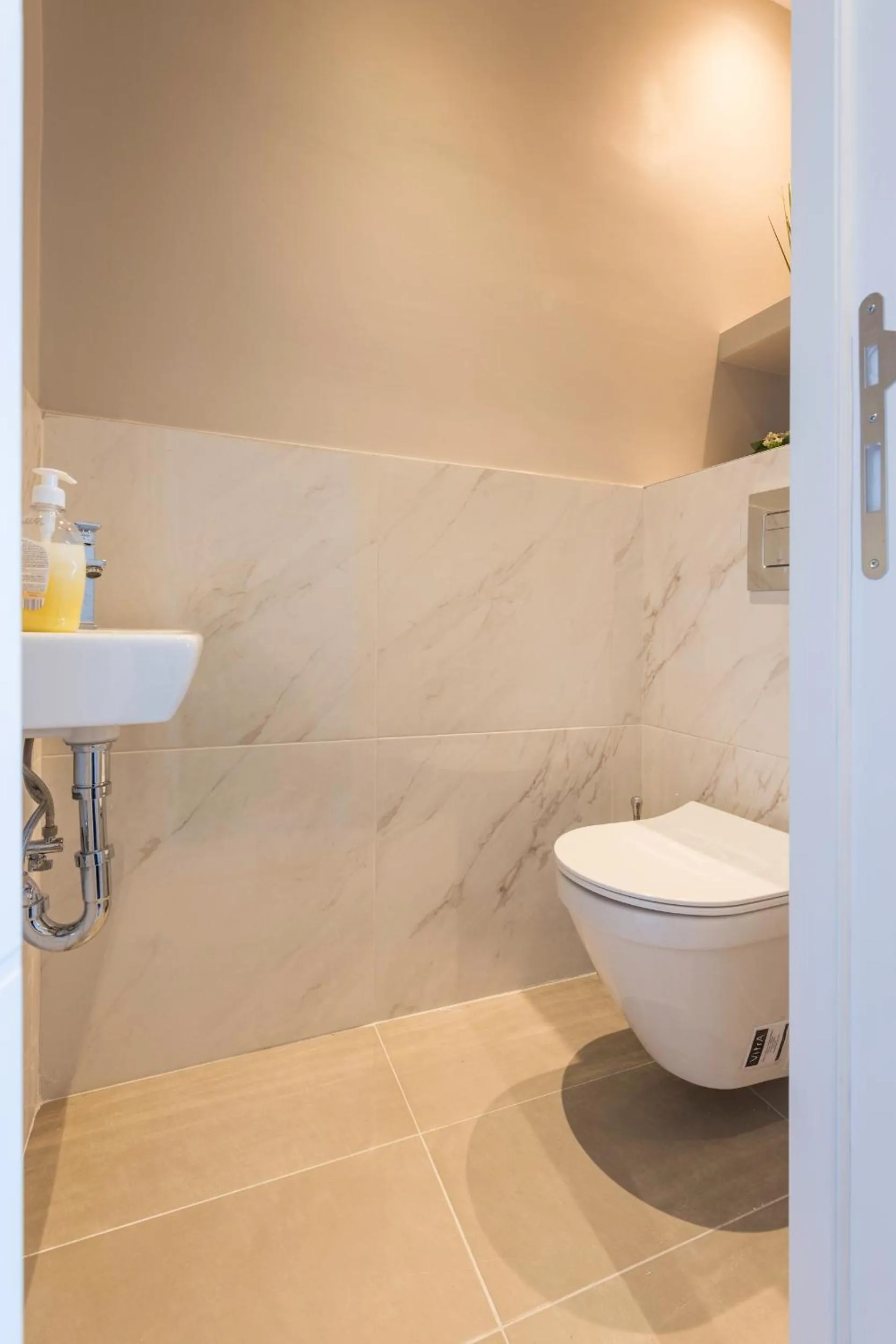 Toilet in Urban ZEN with View - City Break Apartments