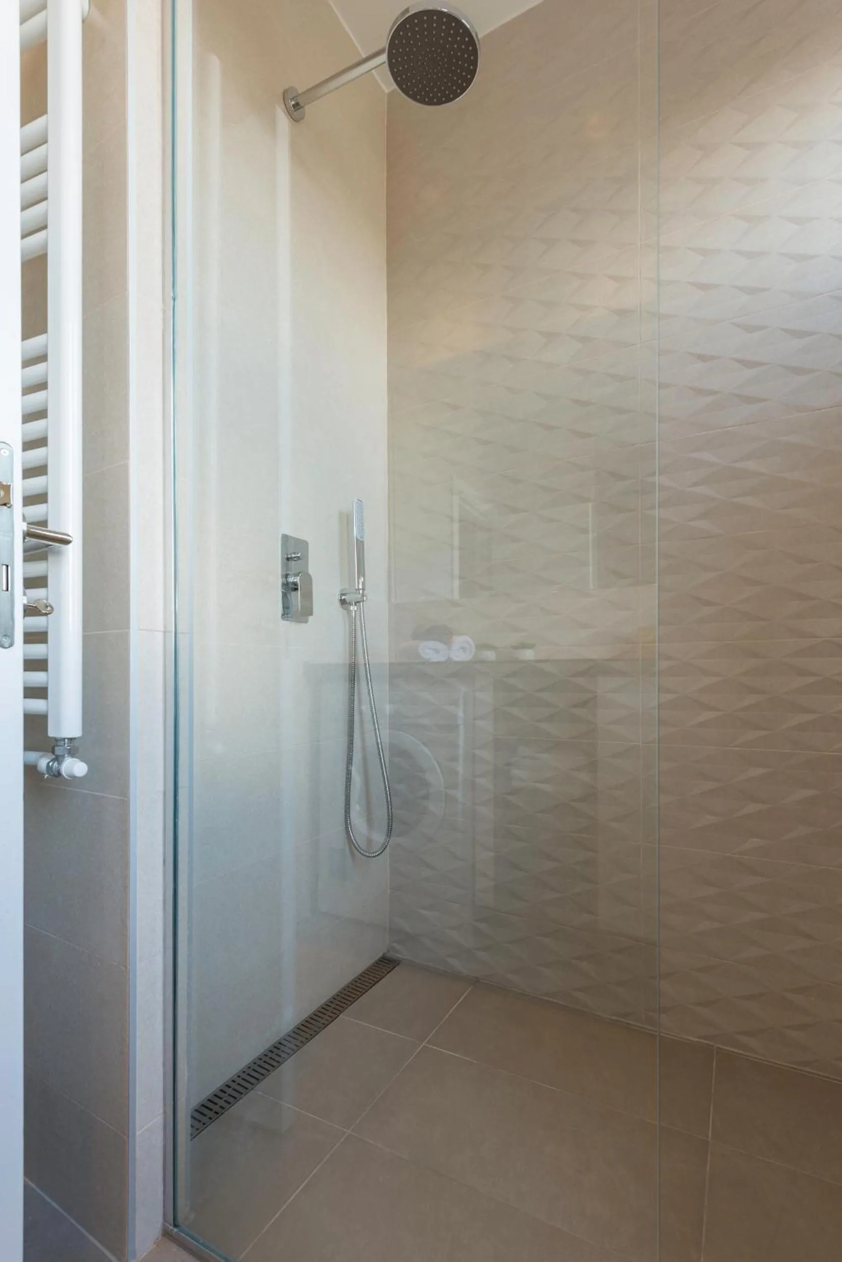 Shower in Urban ZEN with View - City Break Apartments