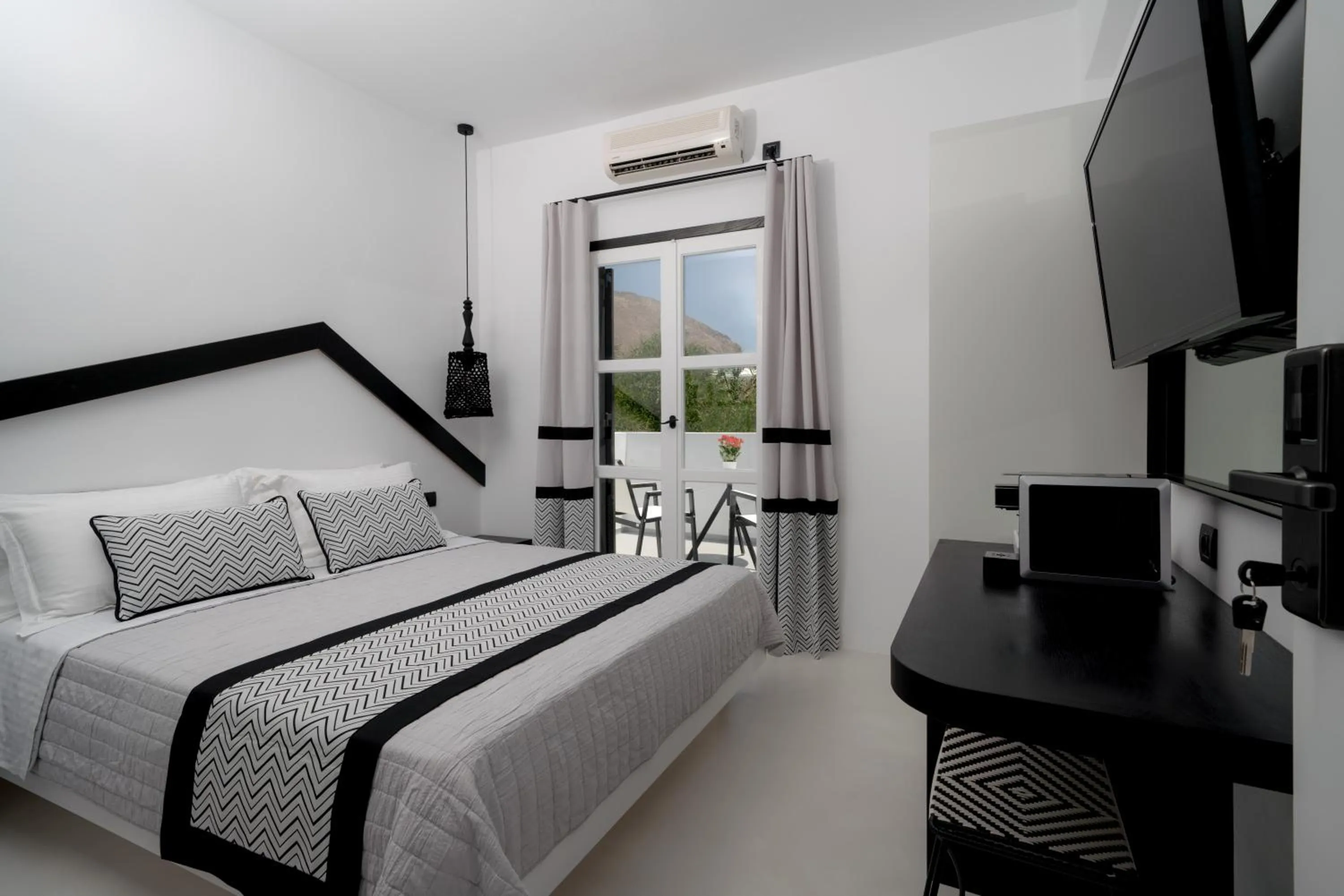 Coffee/tea facilities, Bed in Divelia Hotel