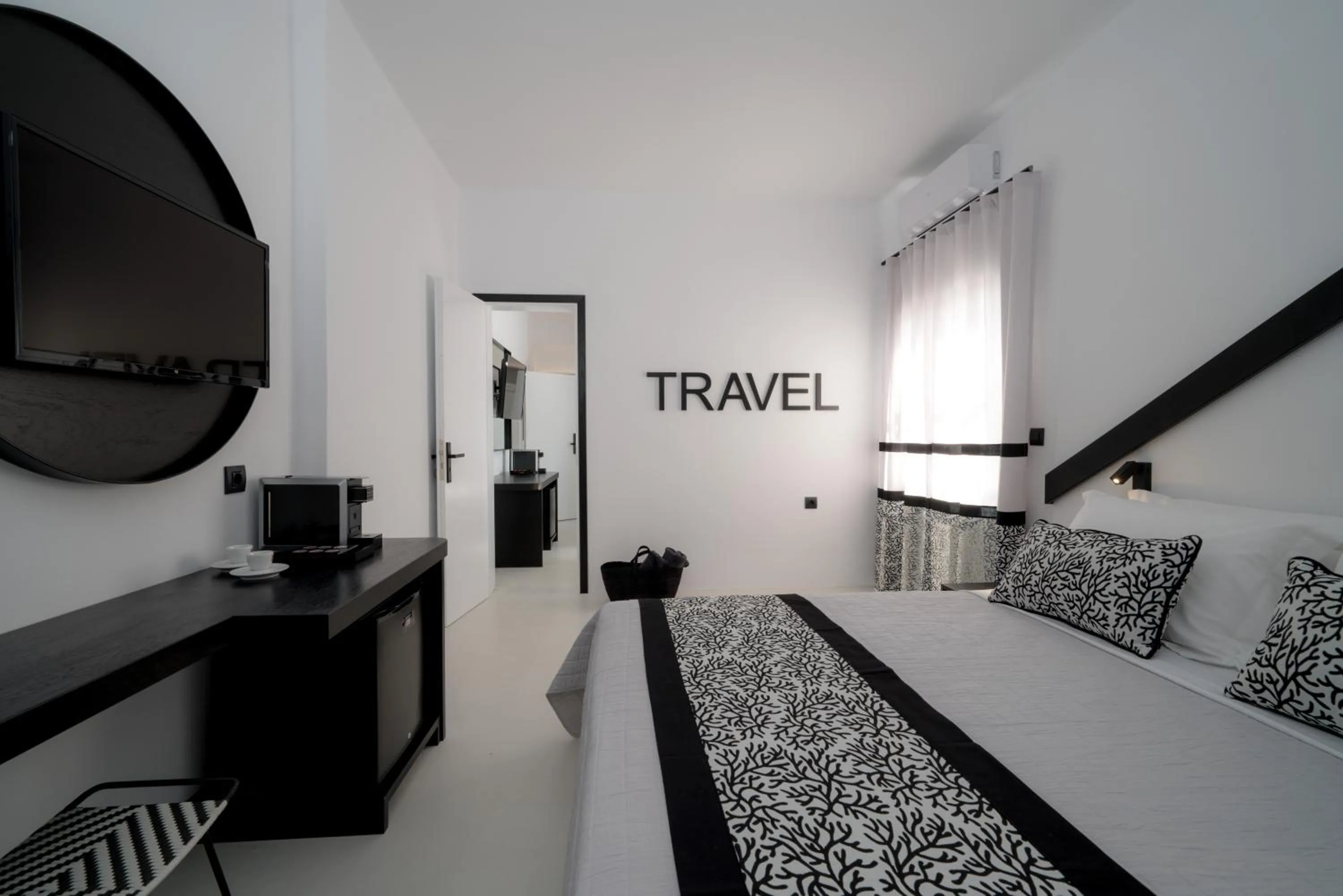 Coffee/tea facilities, Bed in Divelia Hotel