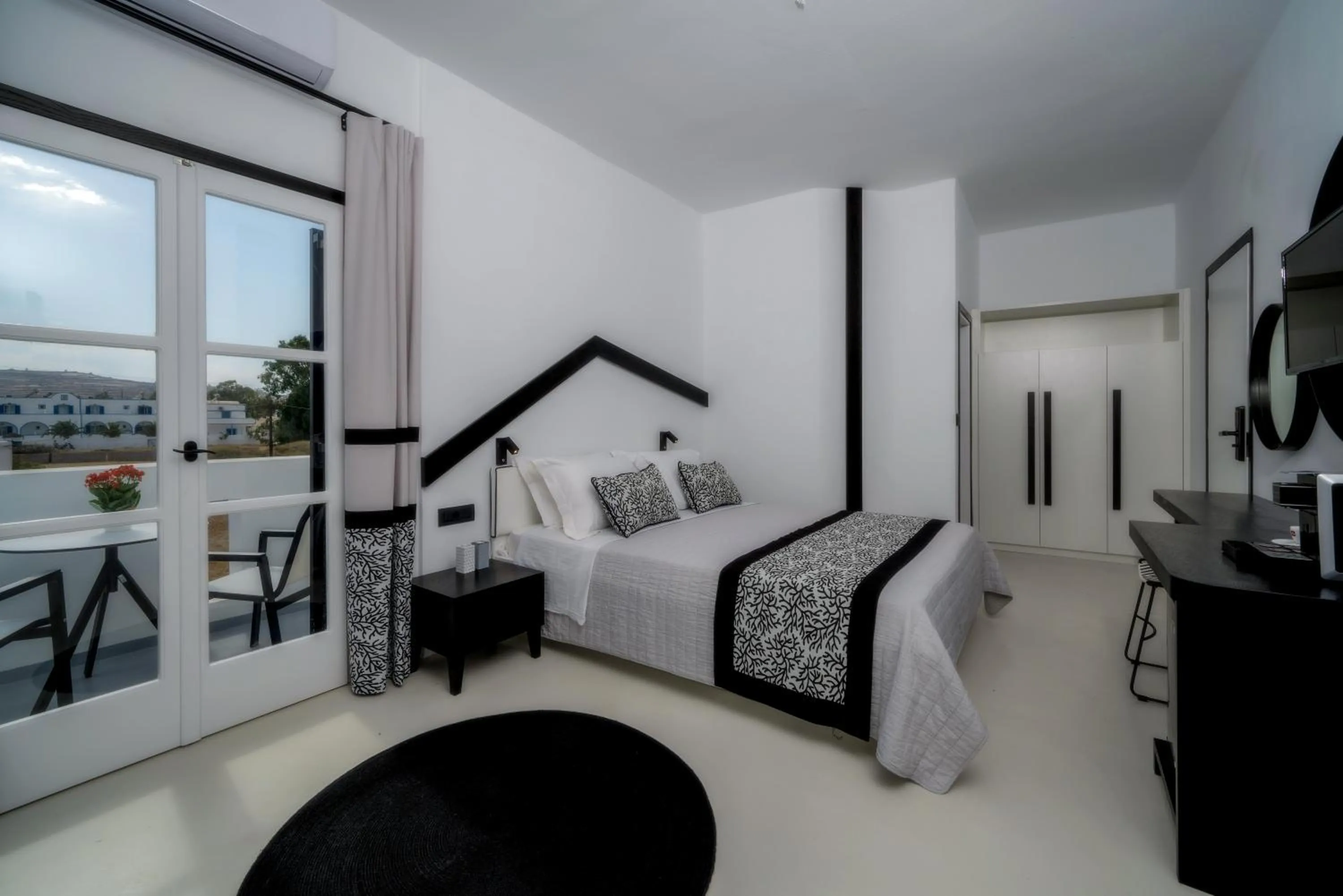 Coffee/tea facilities, Bed in Divelia Hotel