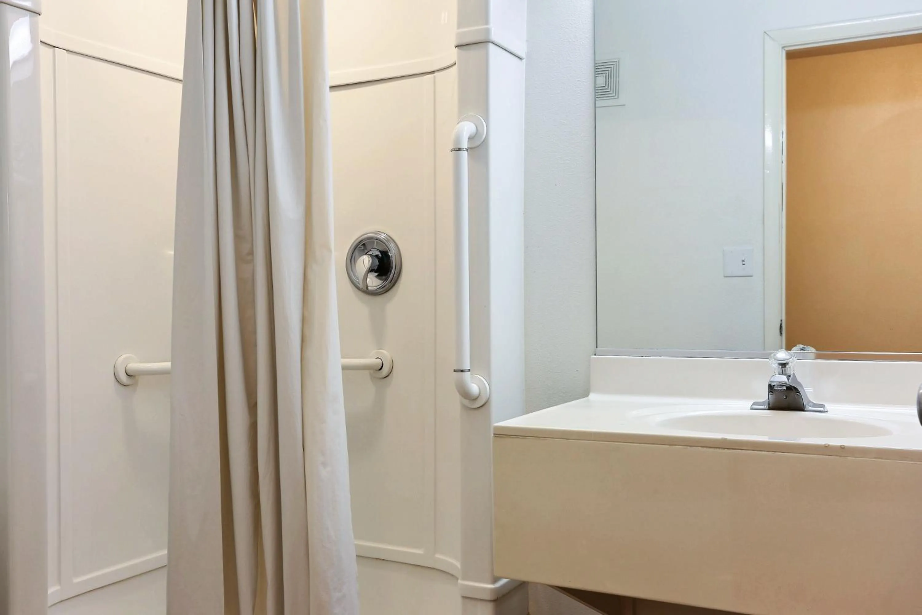 Bathroom in Motel 6 Boise - Airport