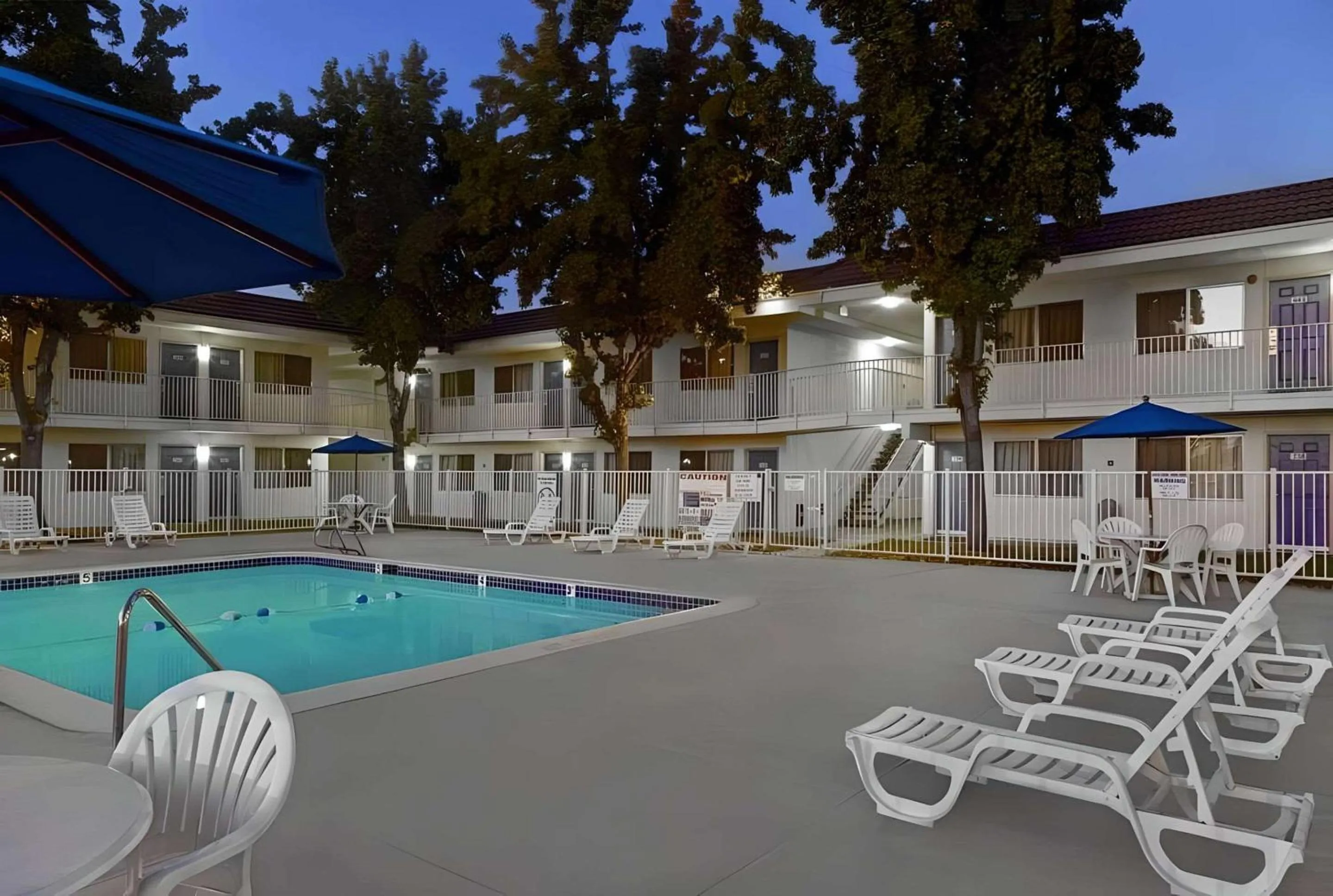 Swimming pool in Motel 6-San Jose, CA - South
