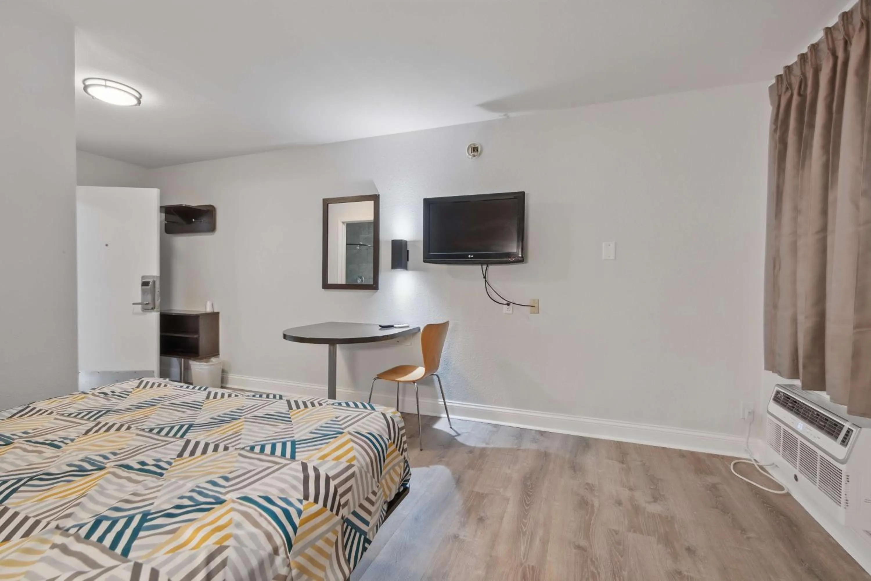 Bedroom, Bed in Motel 6-Normal, IL - Bloomington Area