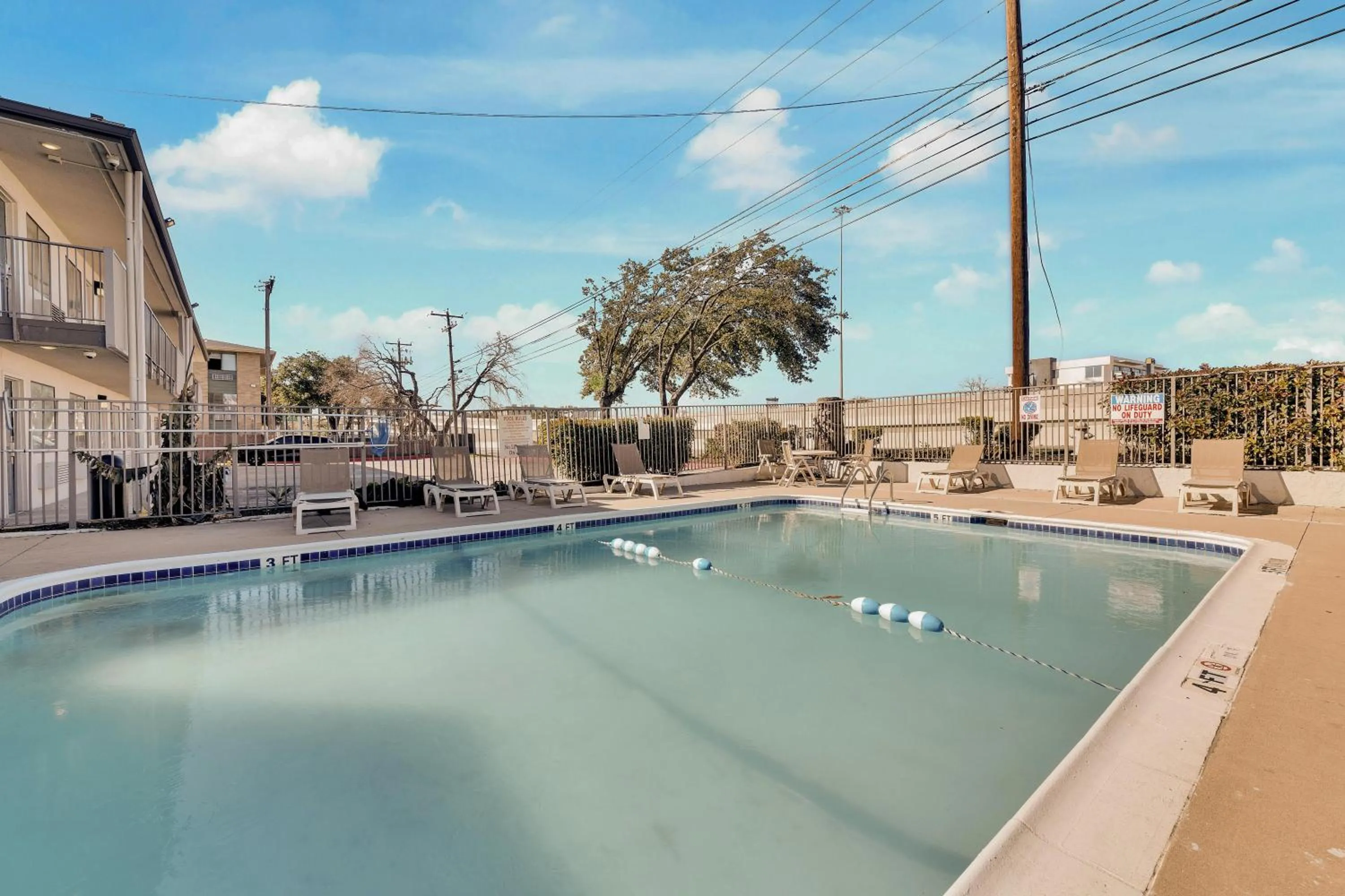 Swimming pool in Motel 6-Austin, TX - Airport - South