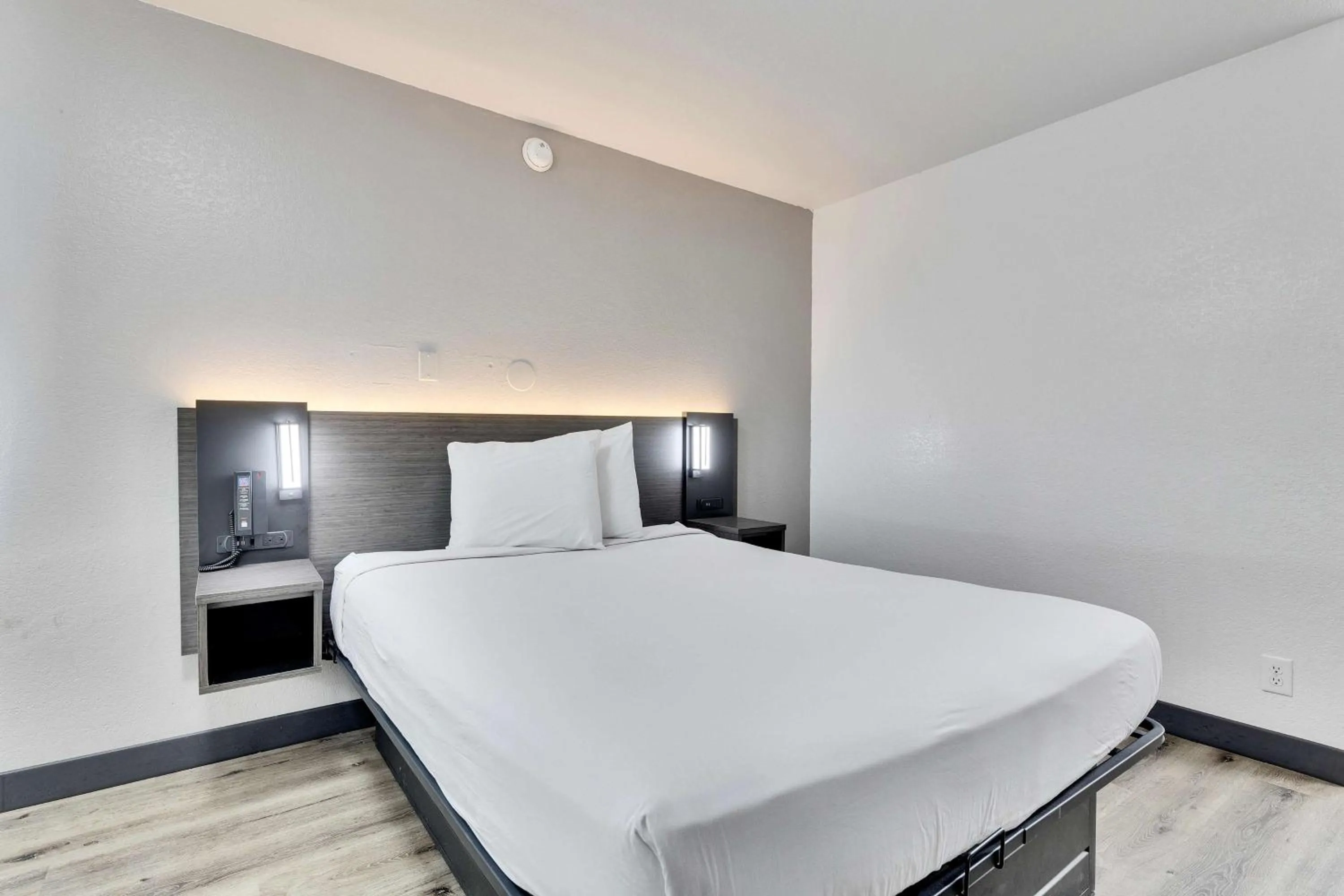 Bedroom, Bed in Motel 6-Austin, TX - Airport - South