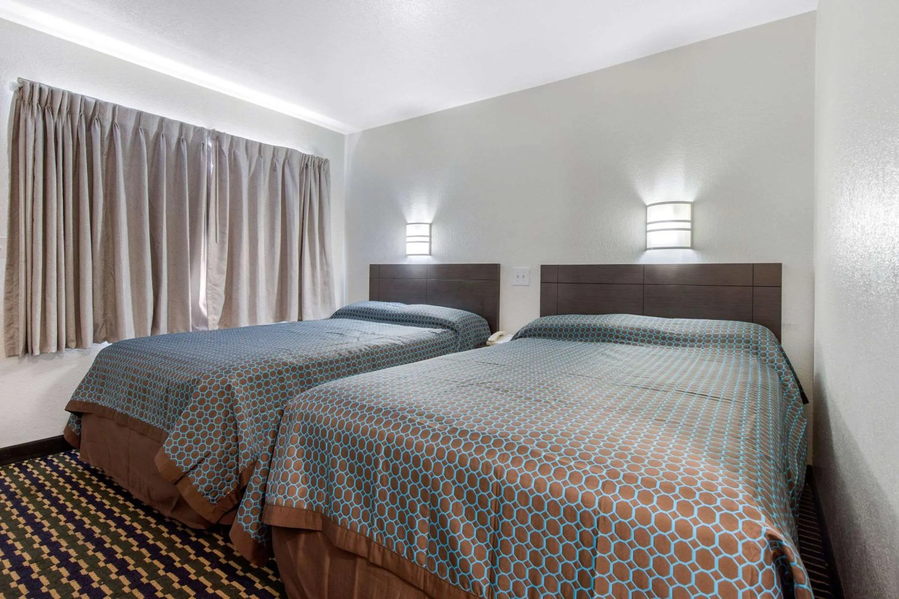 Photo of the whole room, Bed in Rodeway Inn Winston Salem Route 52