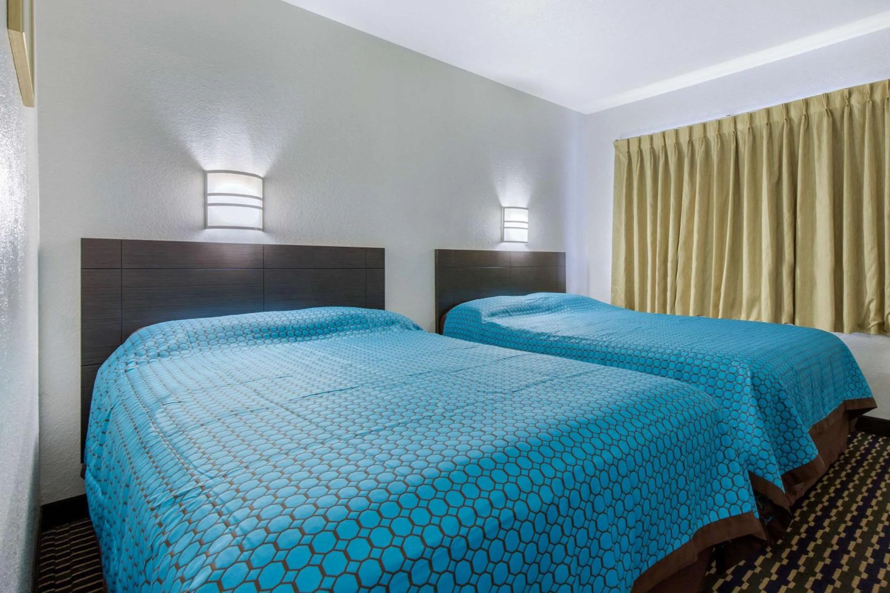 Photo of the whole room, Bed in Rodeway Inn Winston Salem Route 52