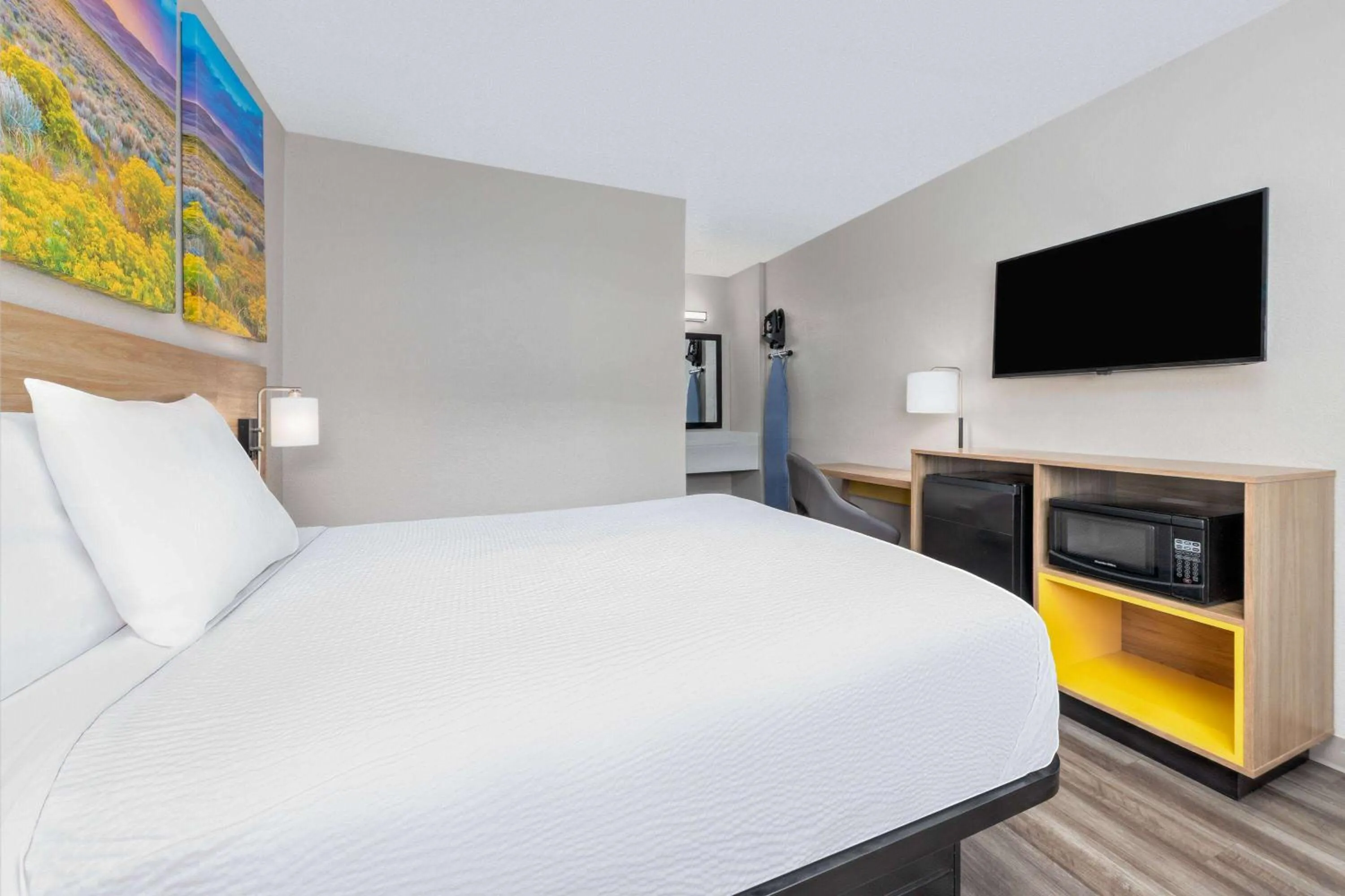 Photo of the whole room, Bed in Days Inn by Wyndham Wichita Falls