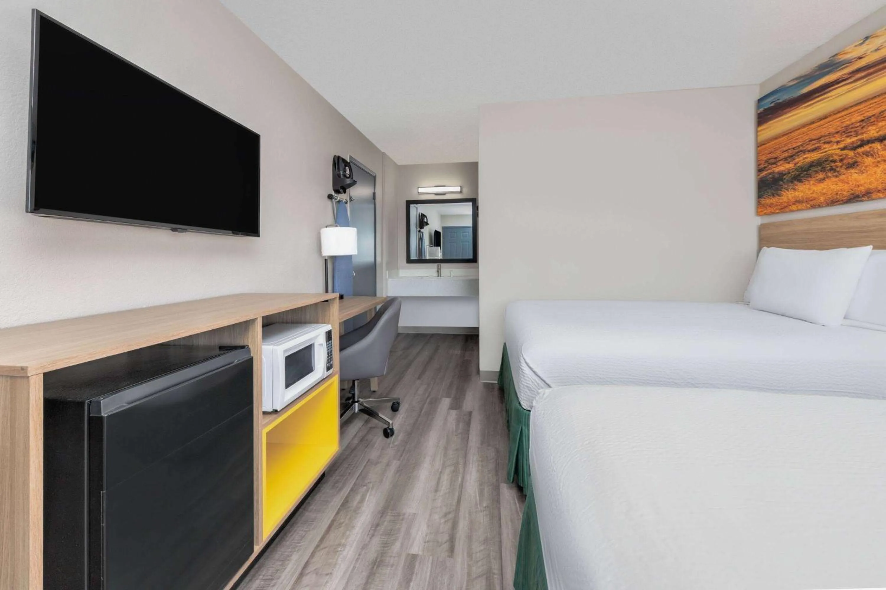 Photo of the whole room, Bed in Days Inn by Wyndham Wichita Falls