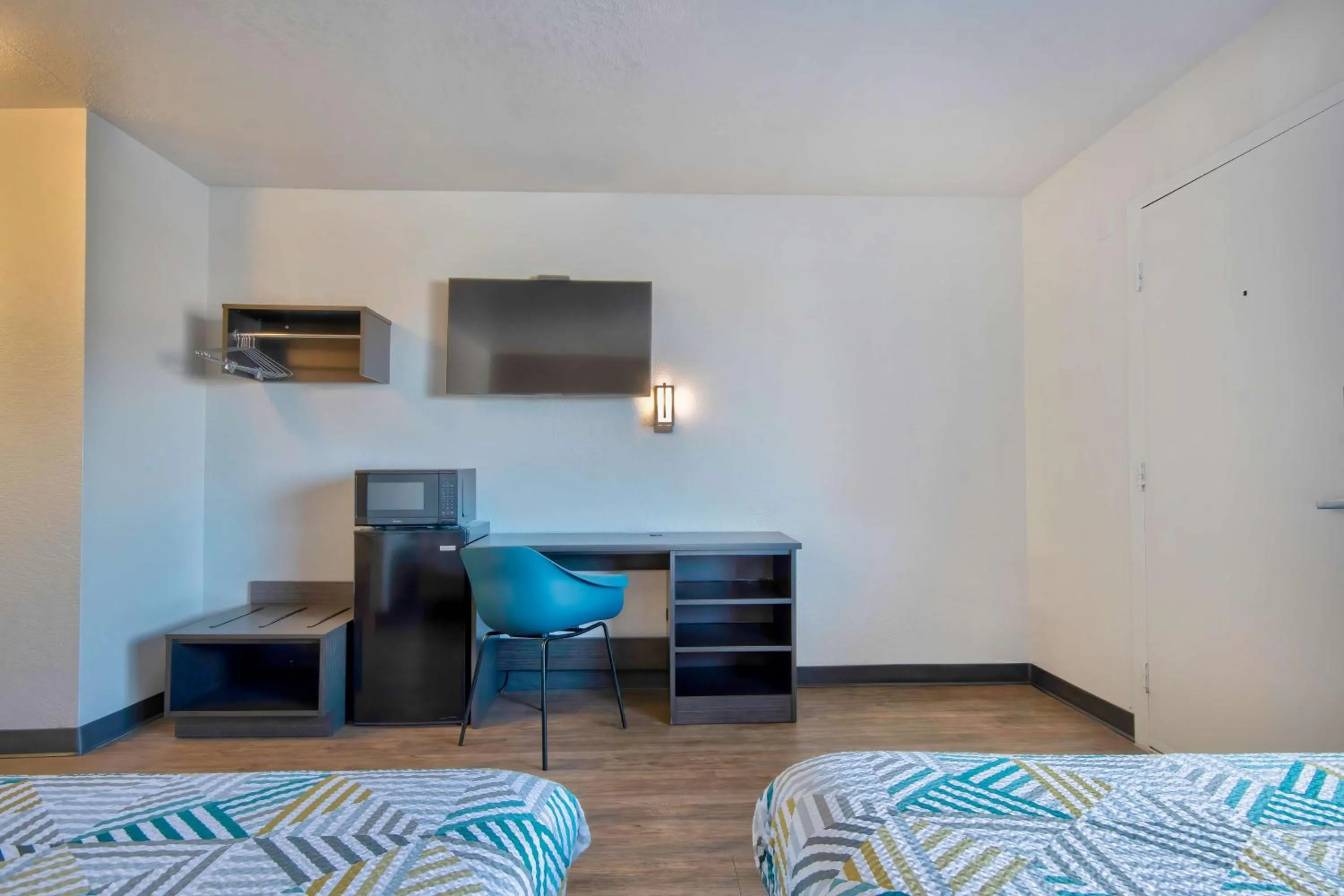 Bedroom, Bed in Motel 6-Albuquerque, NM - Midtown