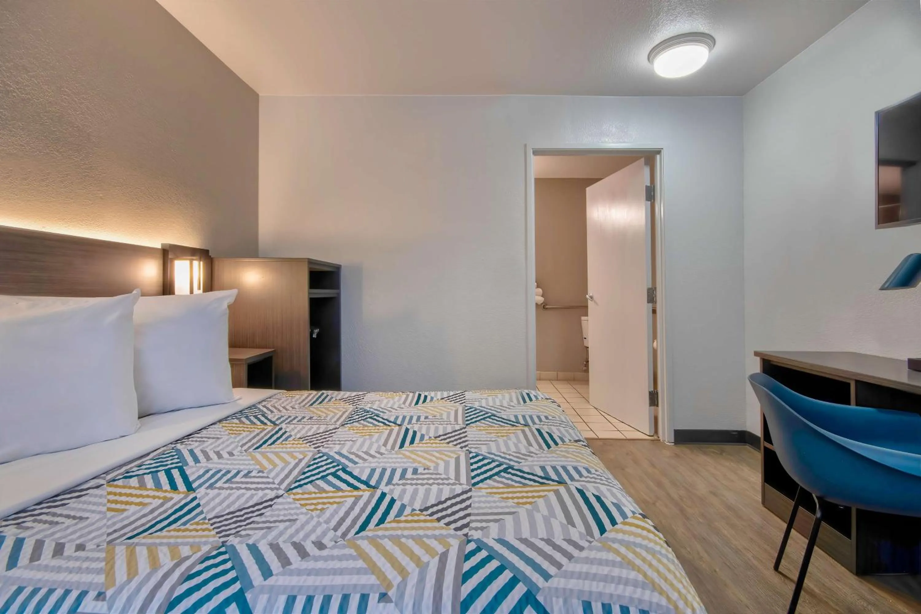 Bedroom, Bed in Motel 6-Albuquerque, NM - Midtown