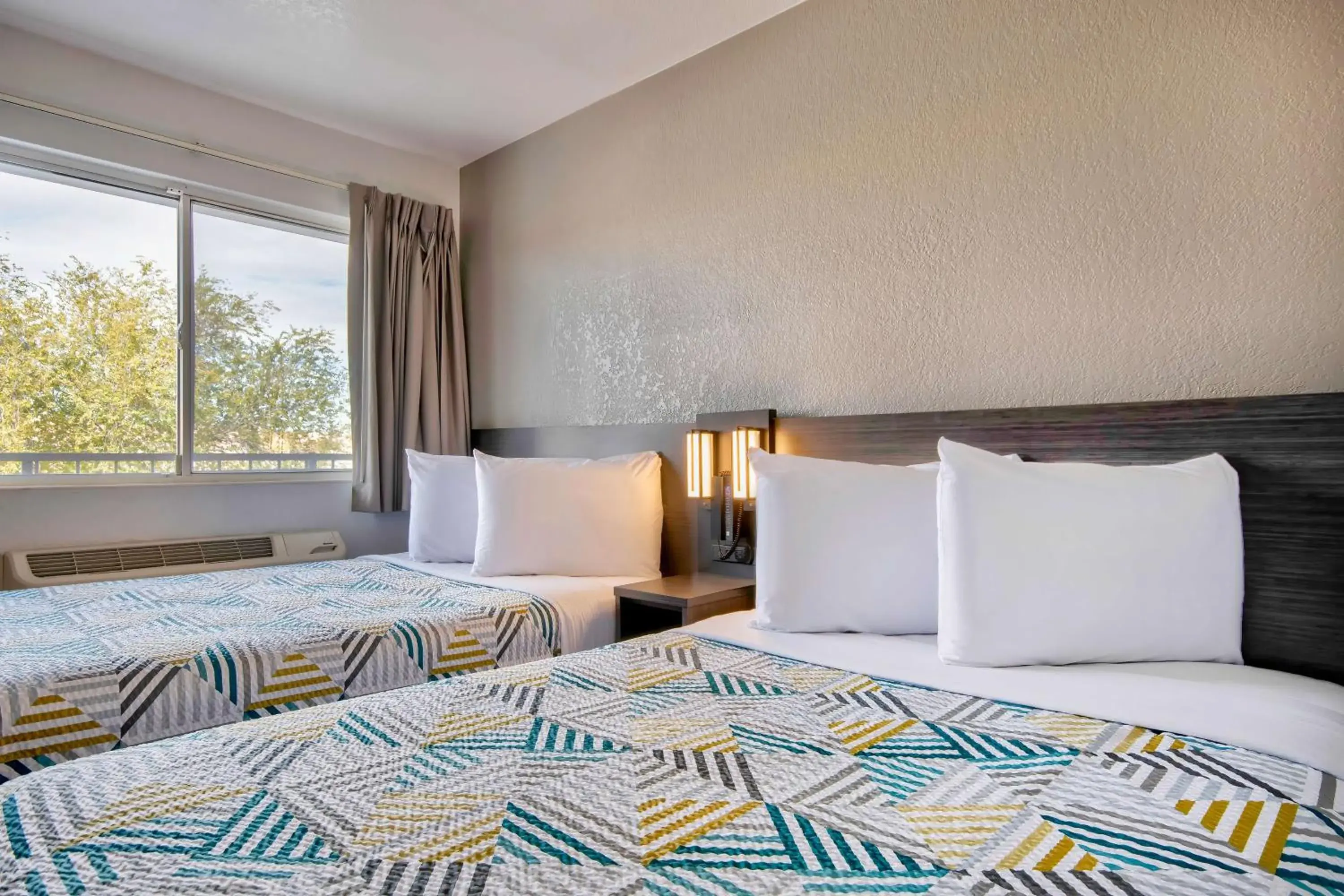 Deluxe Quadruple Room - single occupancy - Non-Smoking in Motel 6-Albuquerque, NM - Midtown Deluxe Quadruple Room - single occupancy - Non-Smoking in Motel 6-Albuquerque, NM - Midtown