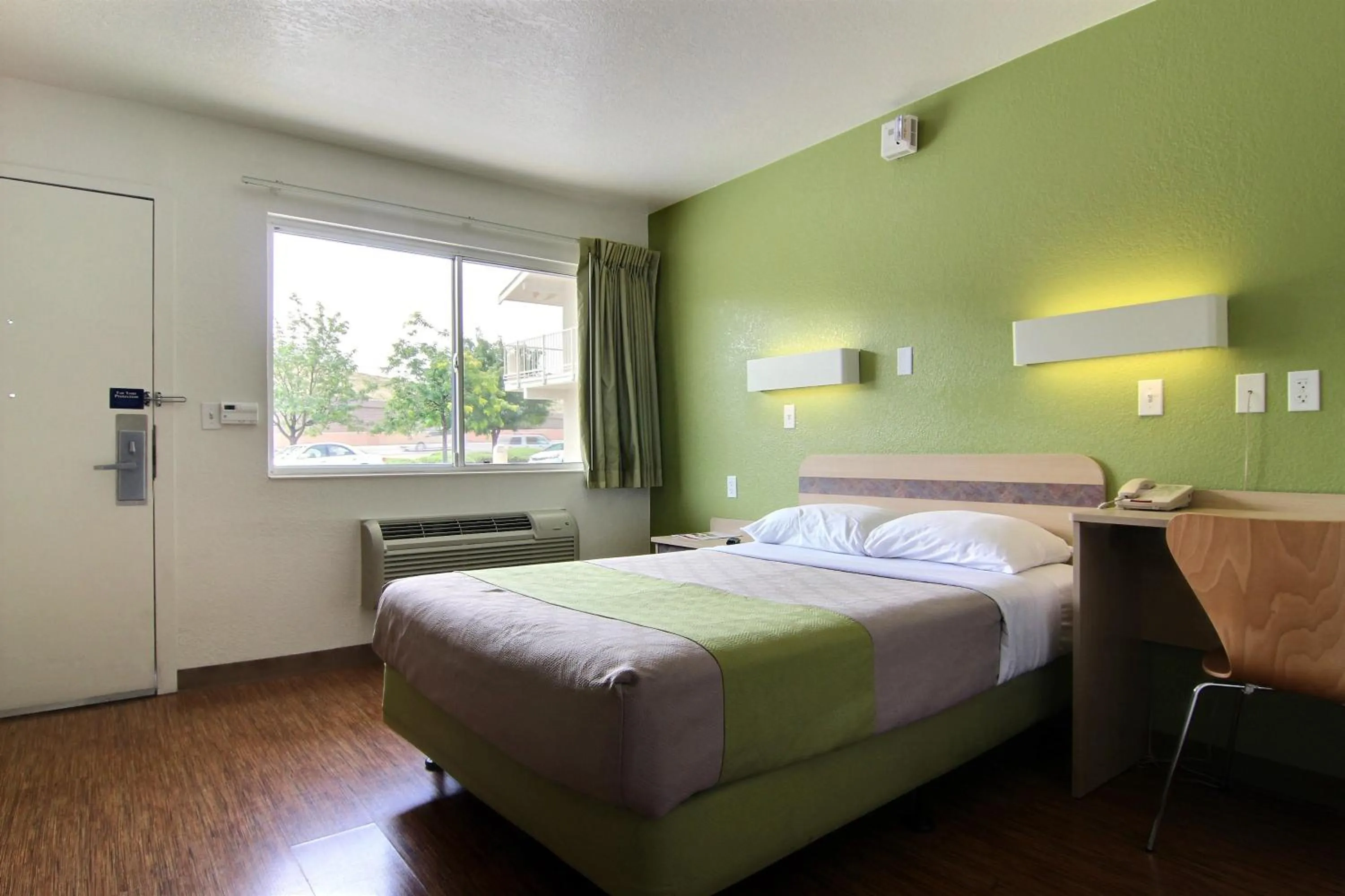 Bedroom, Bed in Motel 6-Albuquerque, NM - Midtown