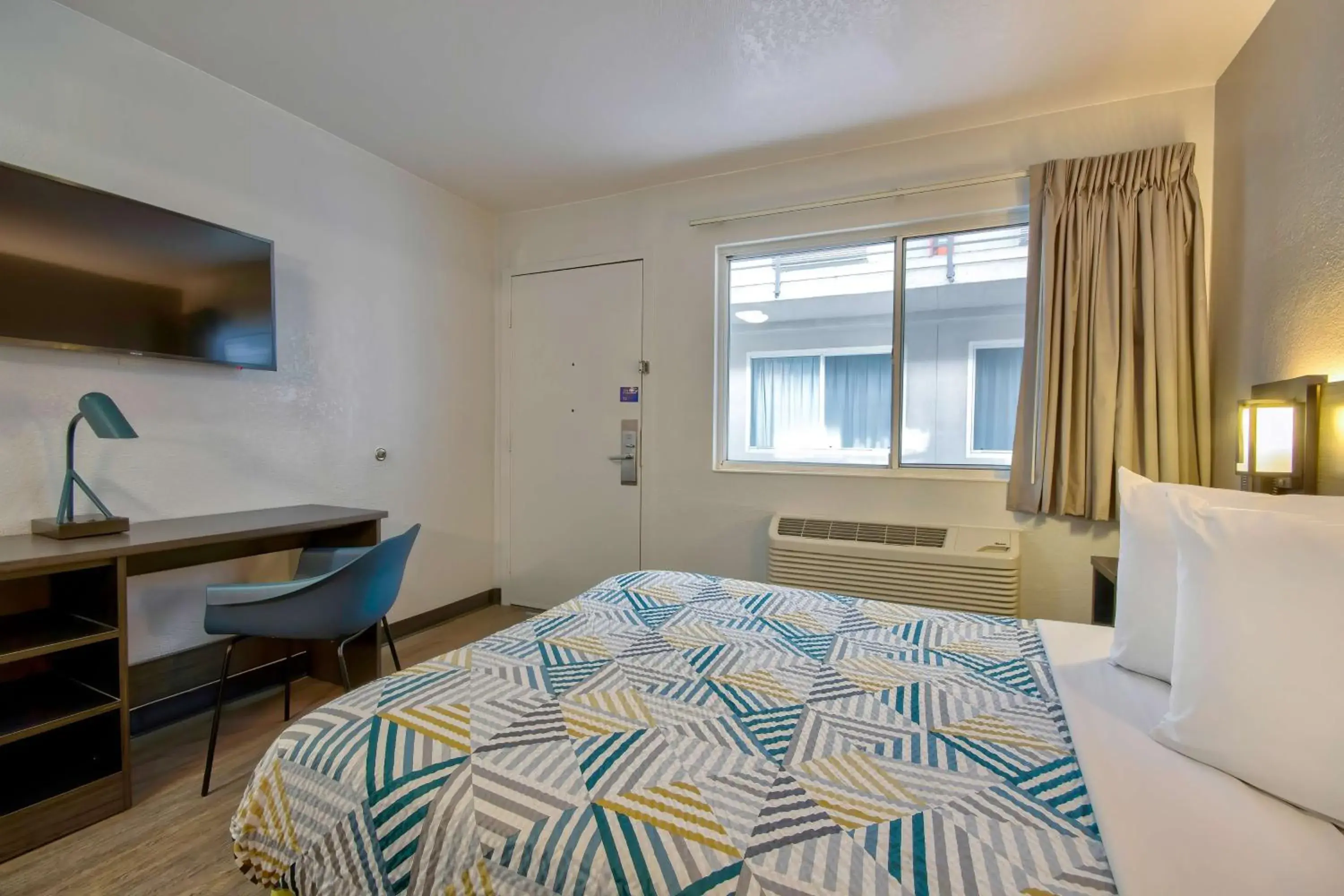 Double Room - single occupancy - Non-Smoking in Motel 6-Albuquerque, NM - Midtown Double Room - single occupancy - Non-Smoking in Motel 6-Albuquerque, NM - Midtown