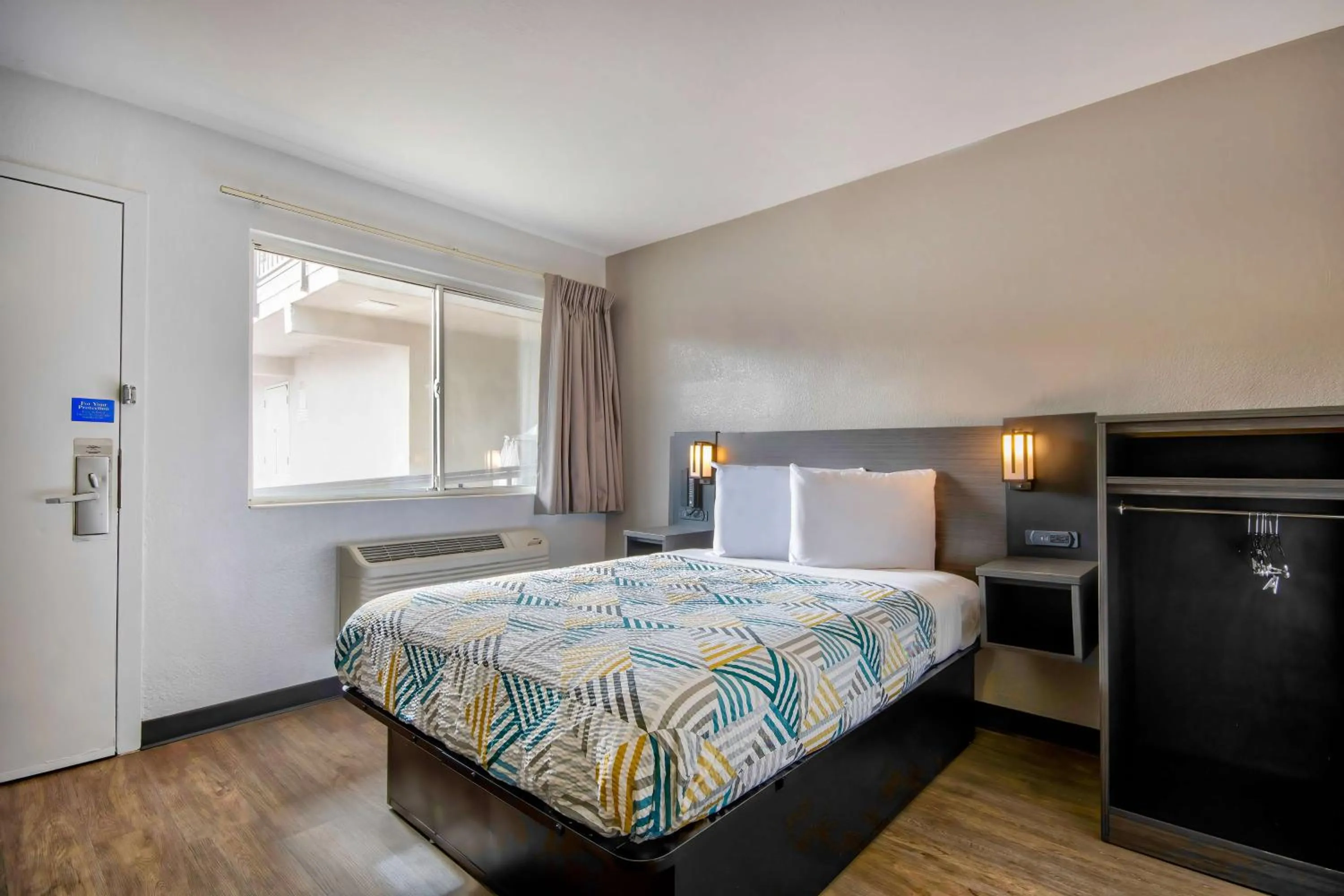 Bedroom, Bed in Motel 6-Albuquerque, NM - Midtown