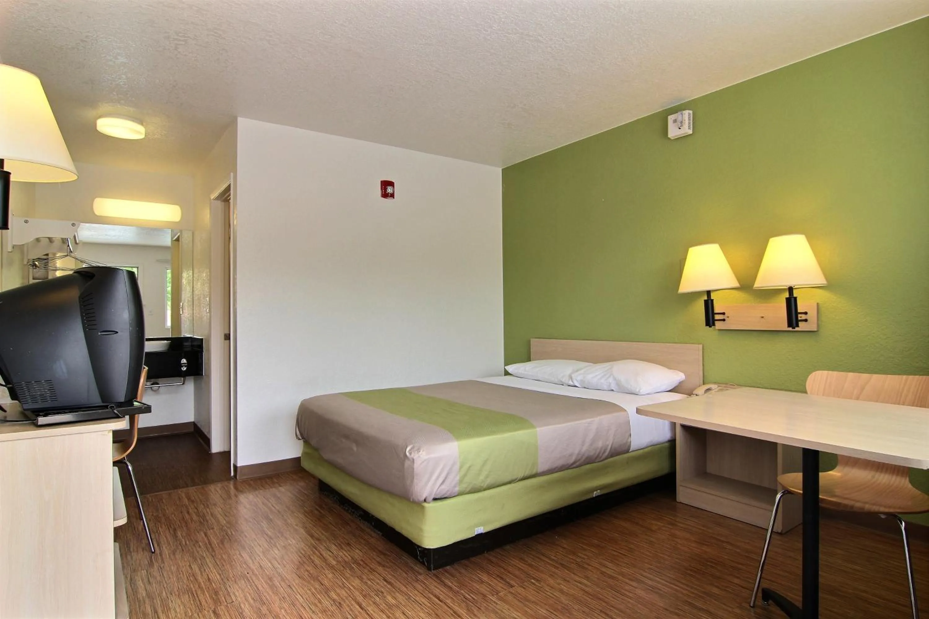 Bedroom, Bed in Motel 6-Albuquerque, NM - Midtown