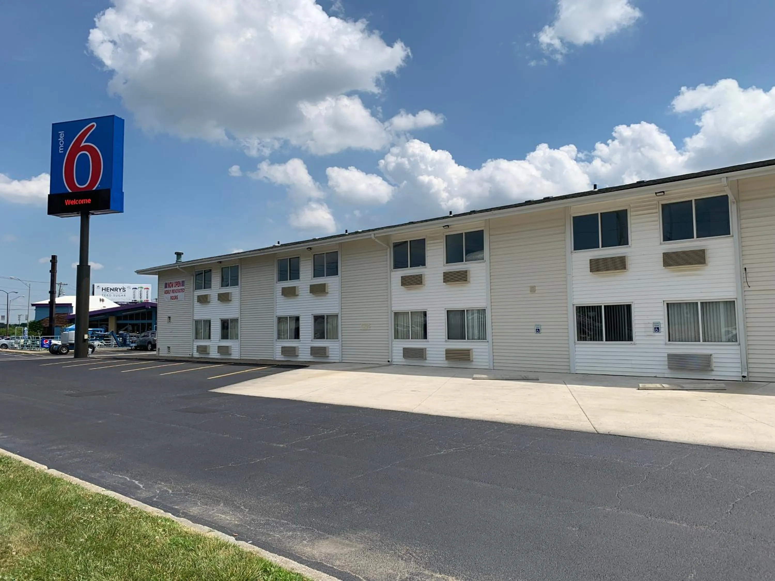 Property building in Motel 6-Fort Wayne, IN