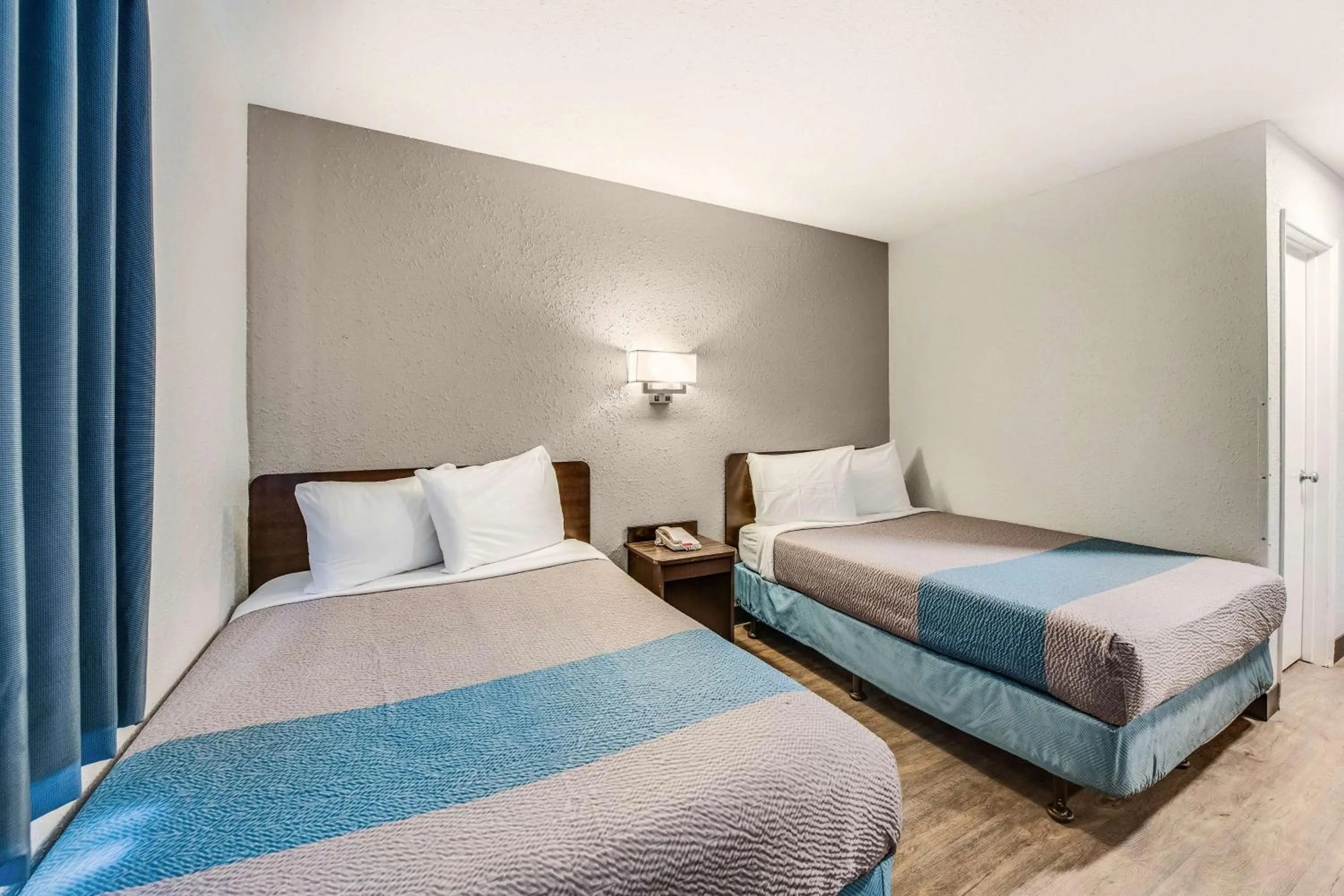 Photo of the whole room, Bed in Motel 6-Fort Wayne, IN