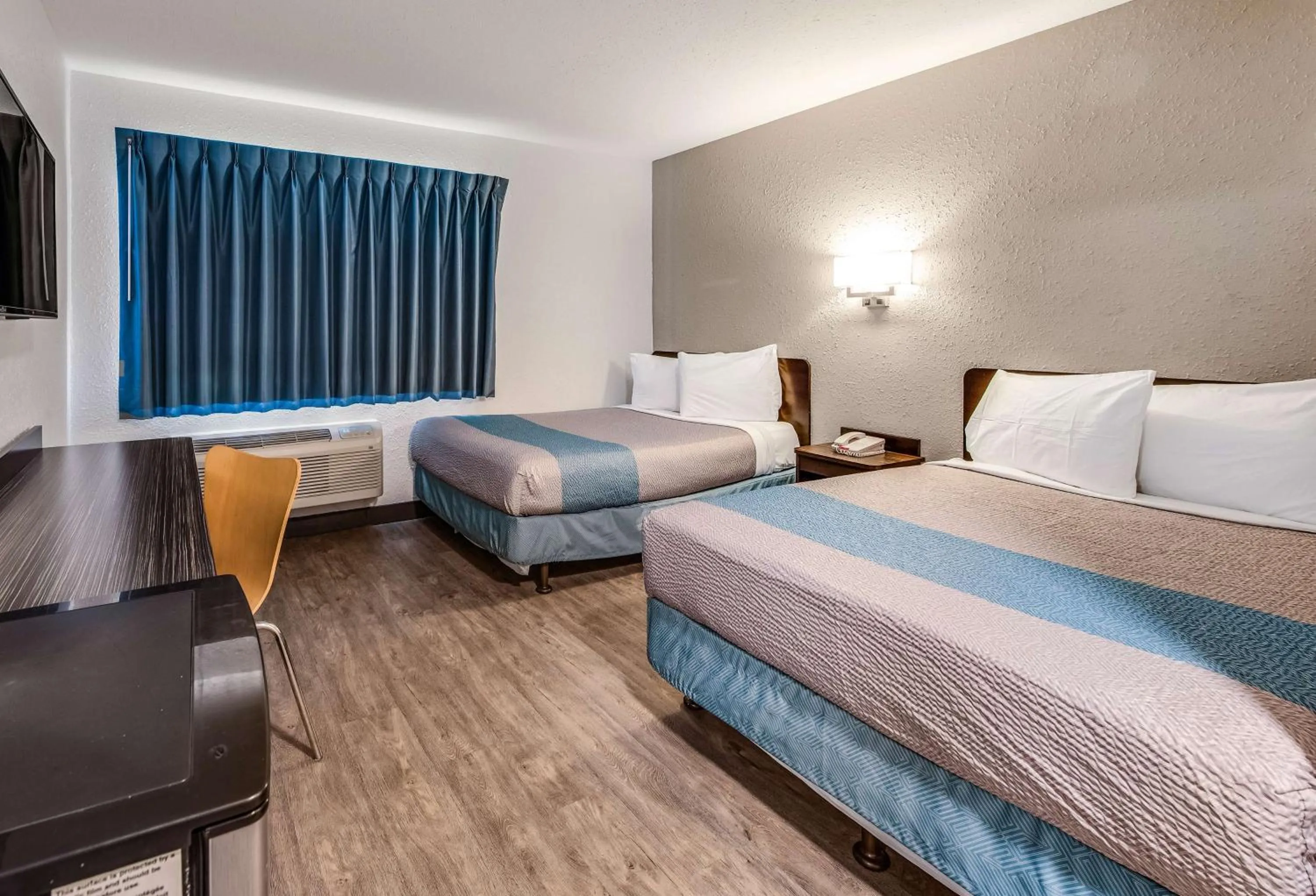 Photo of the whole room, Bed in Motel 6-Fort Wayne, IN