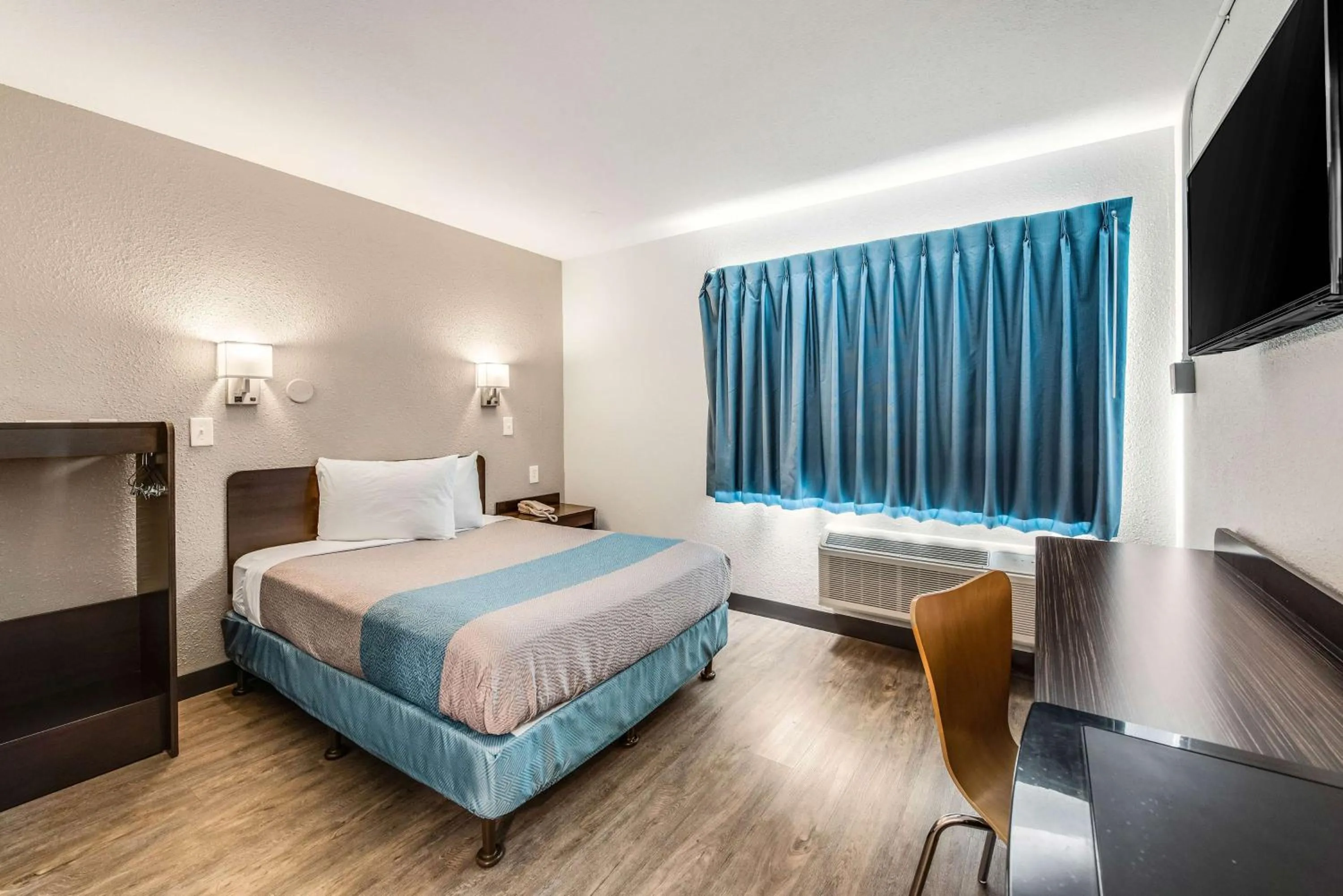 Photo of the whole room, Bed in Motel 6-Fort Wayne, IN