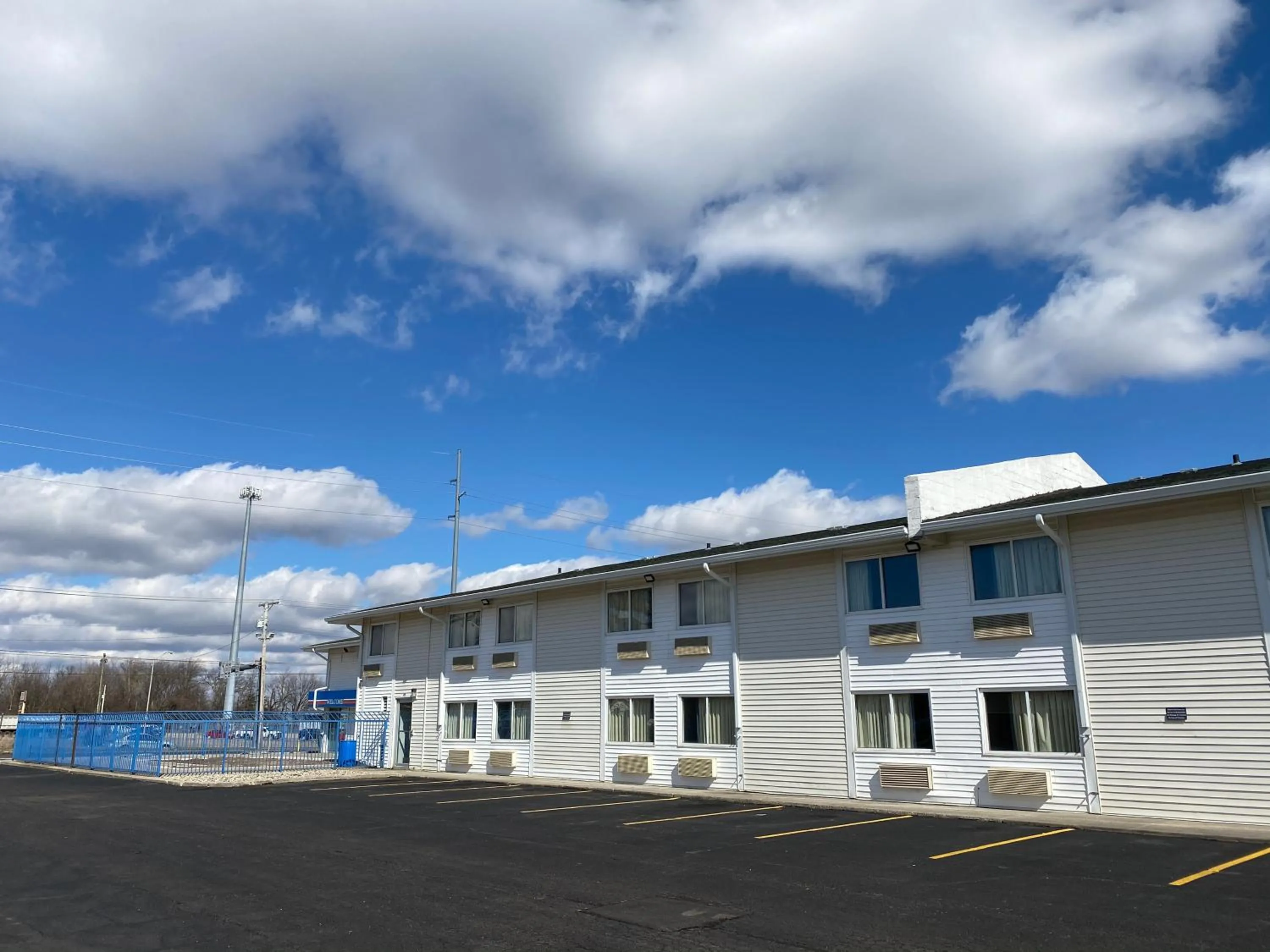 Property building in Motel 6-Fort Wayne, IN