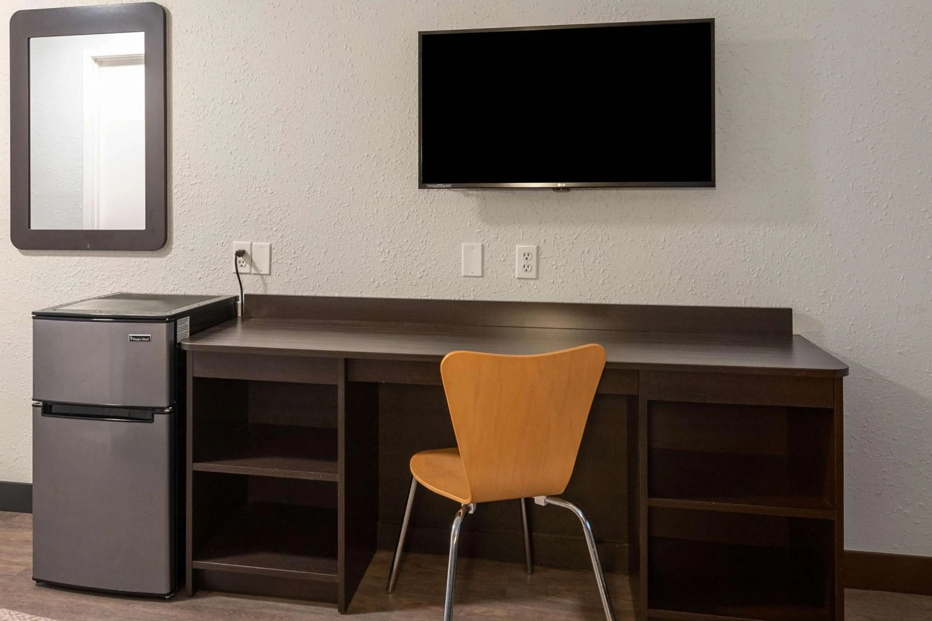 Photo of the whole room in Motel 6-Fort Wayne, IN