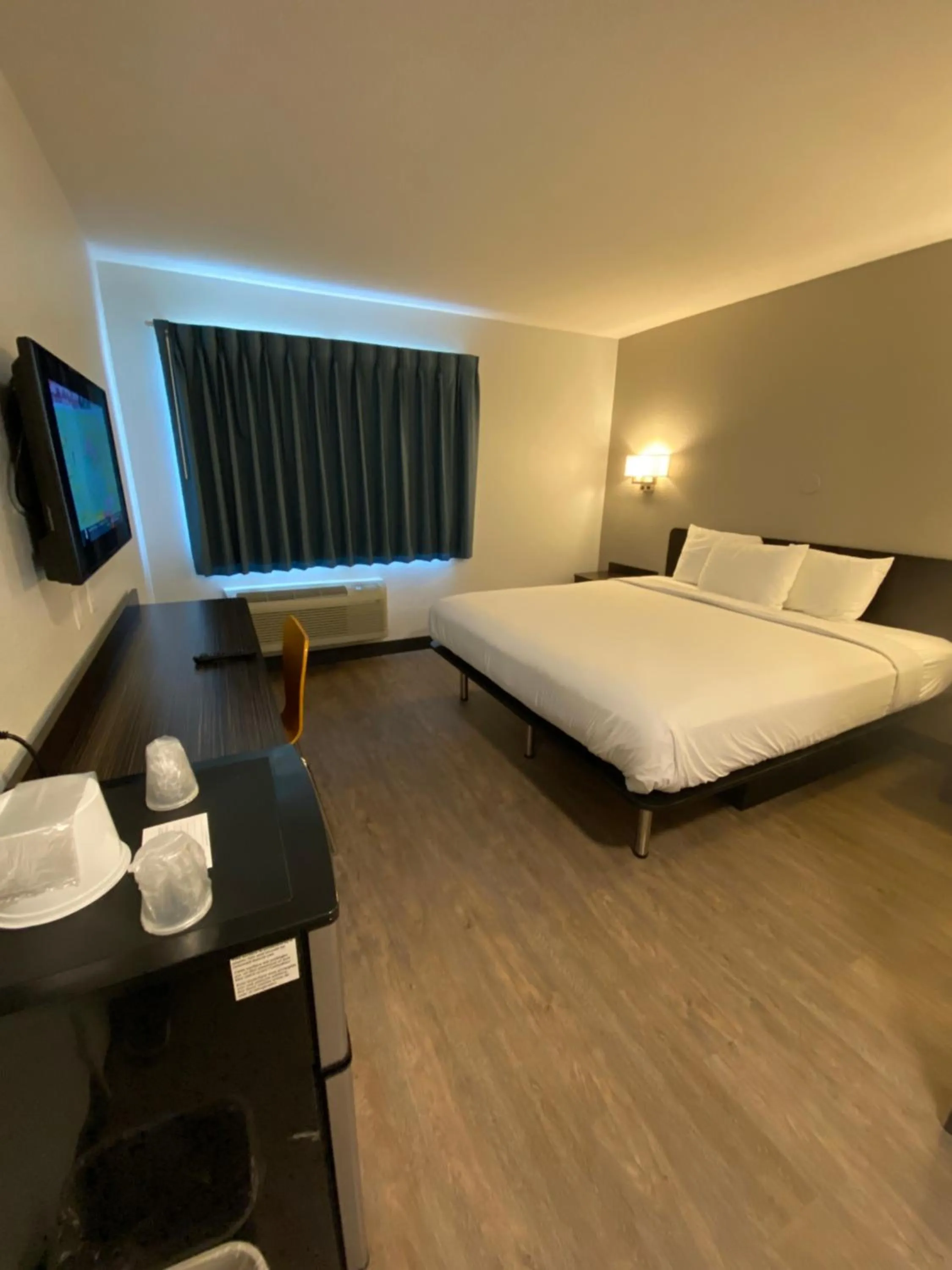 Photo of the whole room, Bed in Motel 6-Fort Wayne, IN