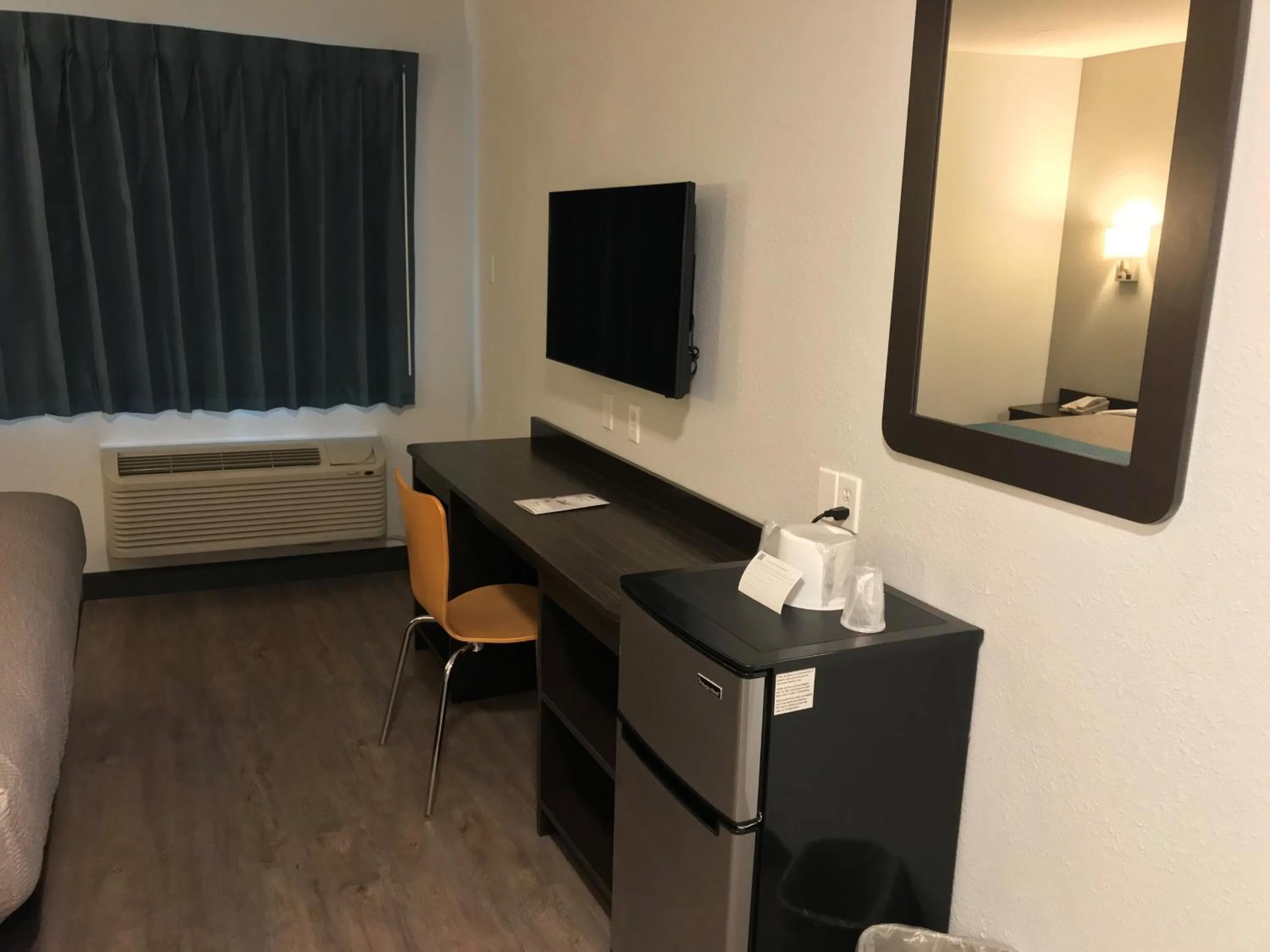 TV and multimedia, Bed in Motel 6-Fort Wayne, IN