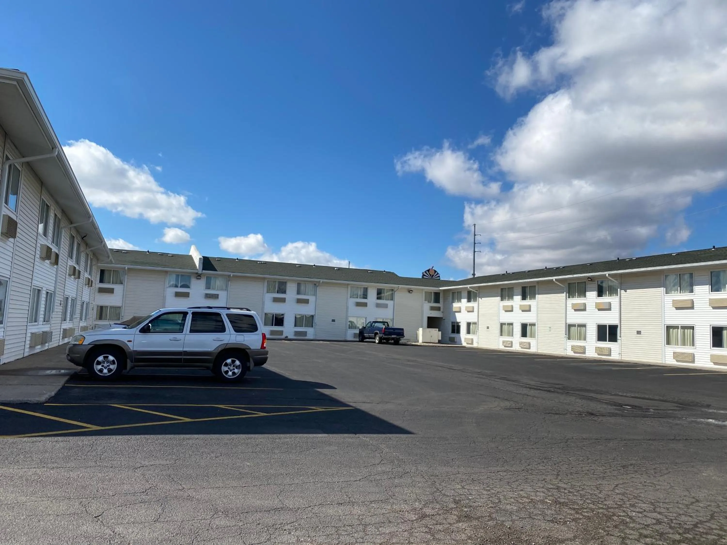 Property building in Motel 6-Fort Wayne, IN