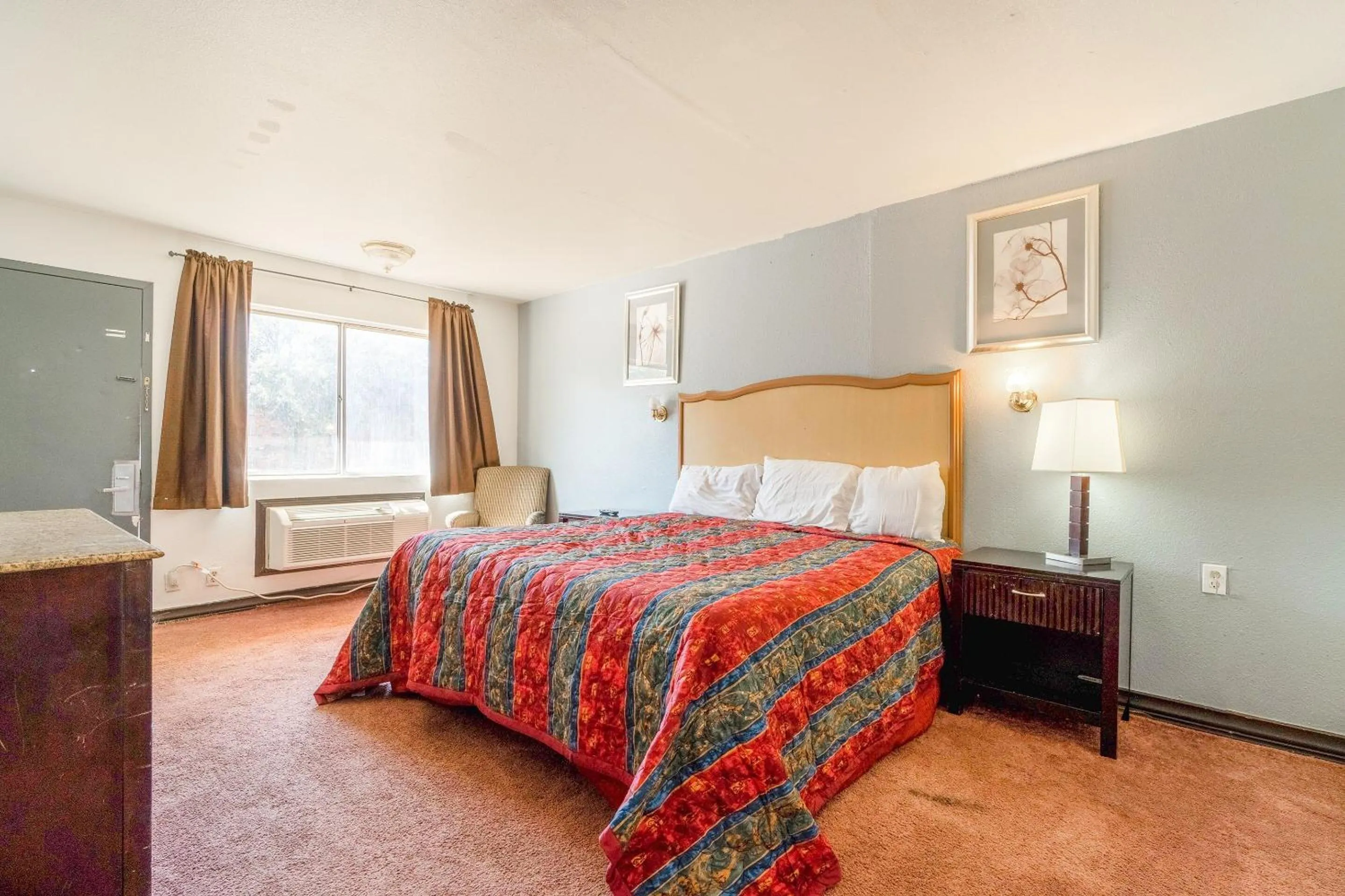 Bedroom, Bed in Castle Inn & Suites By OYO Chickasha