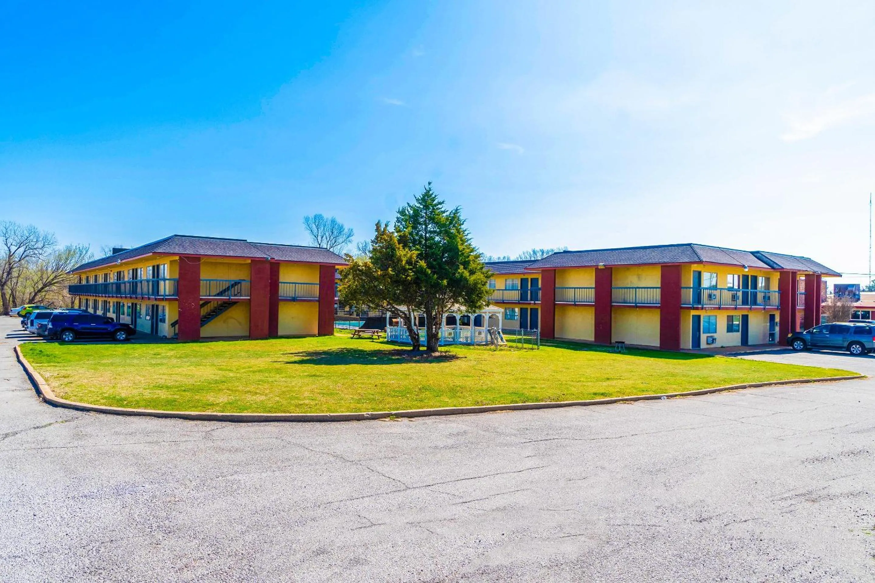 Facade/entrance in Castle Inn & Suites By OYO Chickasha