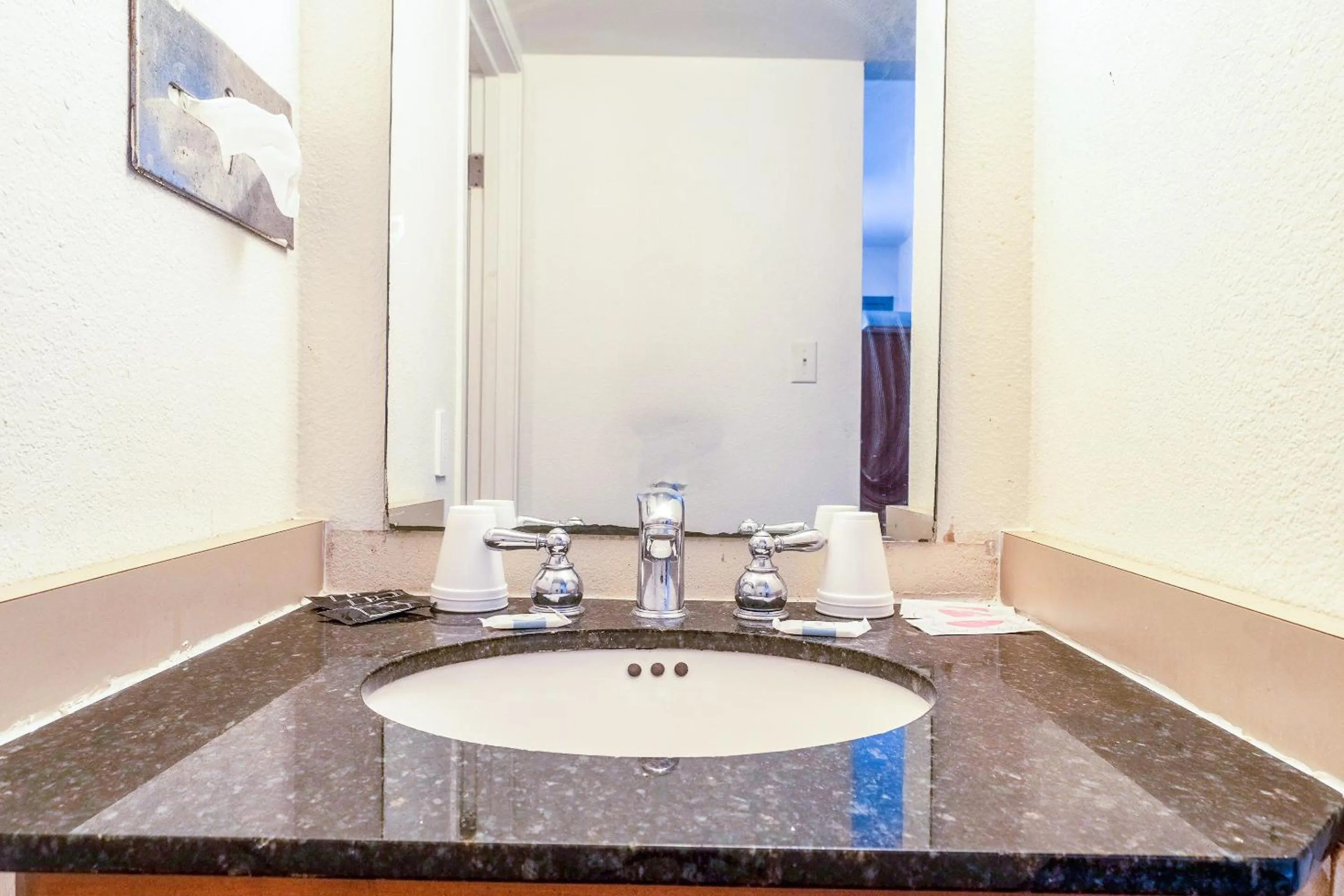 Bathroom in Castle Inn & Suites By OYO Chickasha