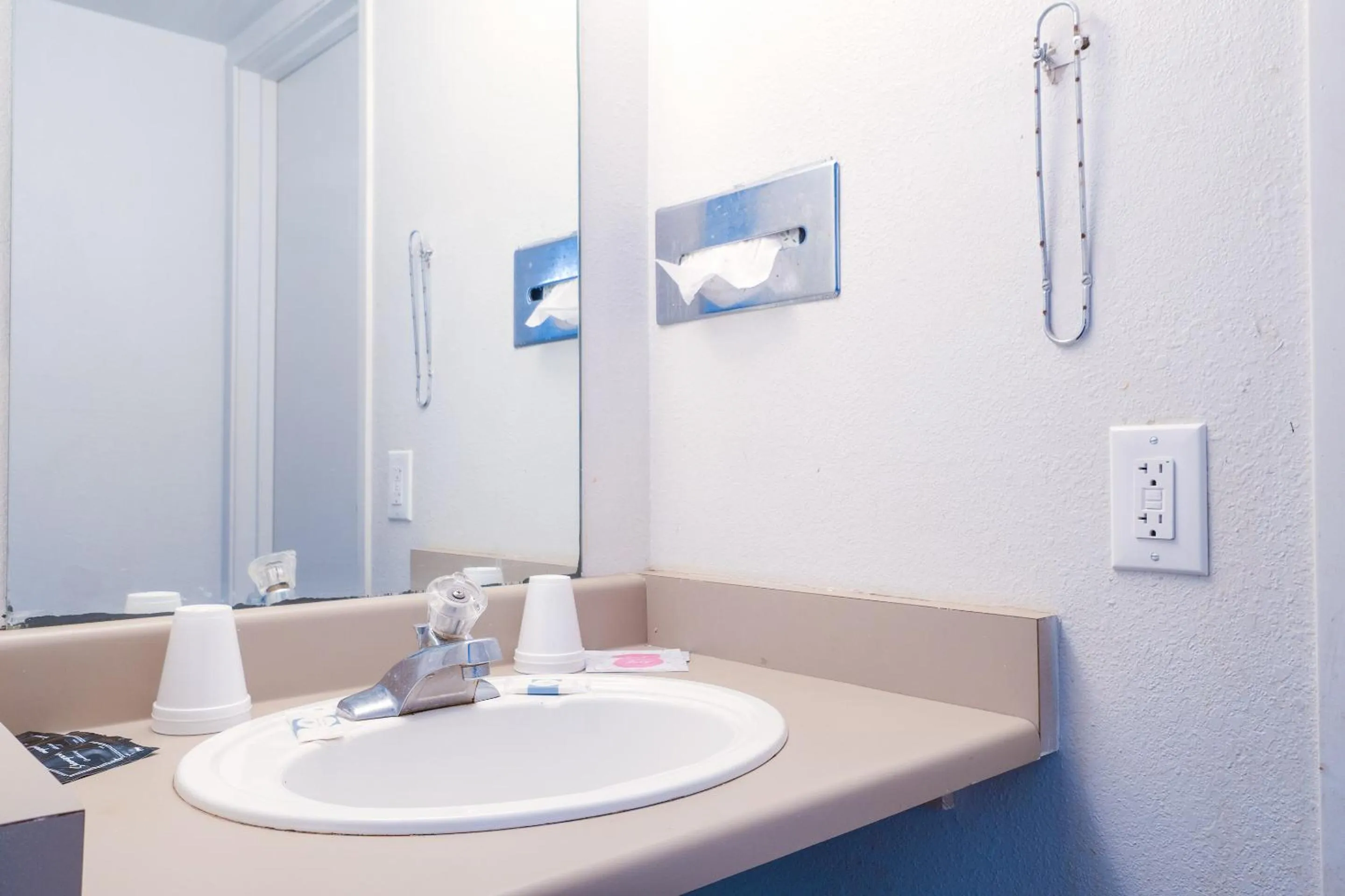 Bathroom in Castle Inn & Suites By OYO Chickasha