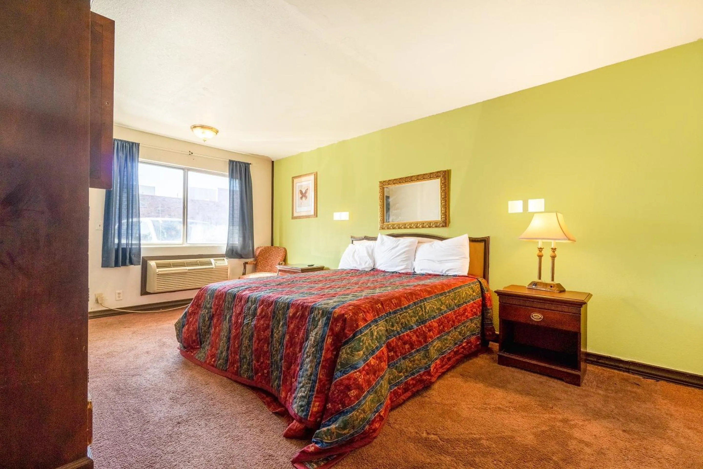 Bedroom, Bed in Castle Inn & Suites By OYO Chickasha