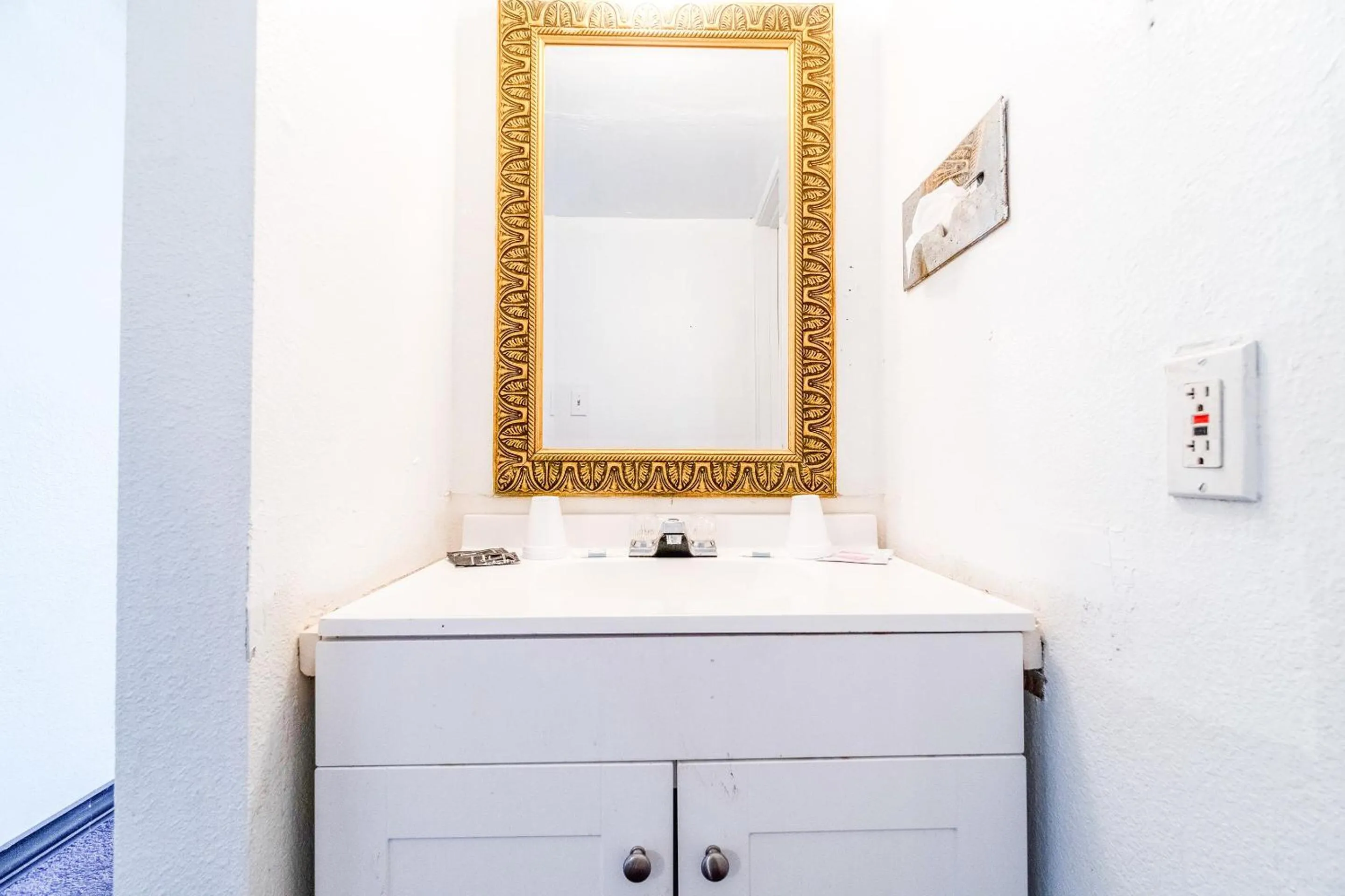 Bathroom in Castle Inn & Suites By OYO Chickasha