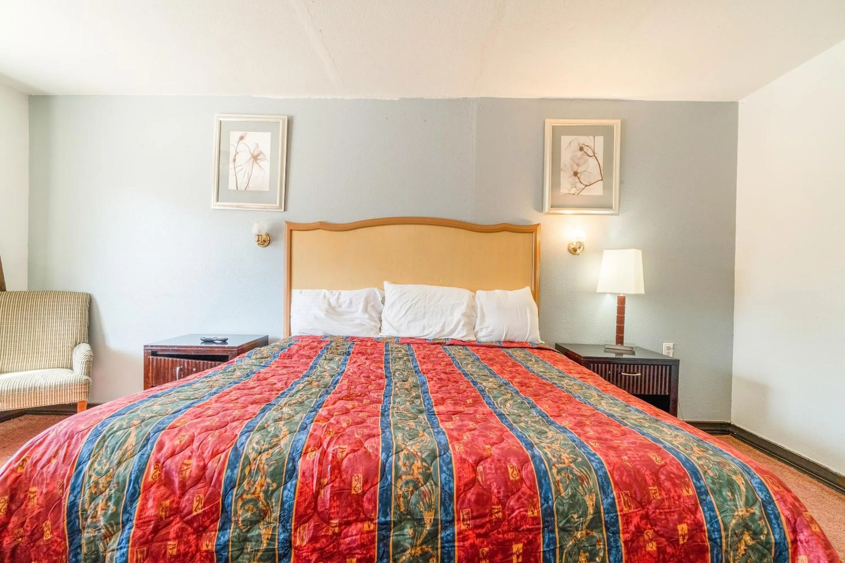 Bedroom, Bed in Castle Inn & Suites By OYO Chickasha
