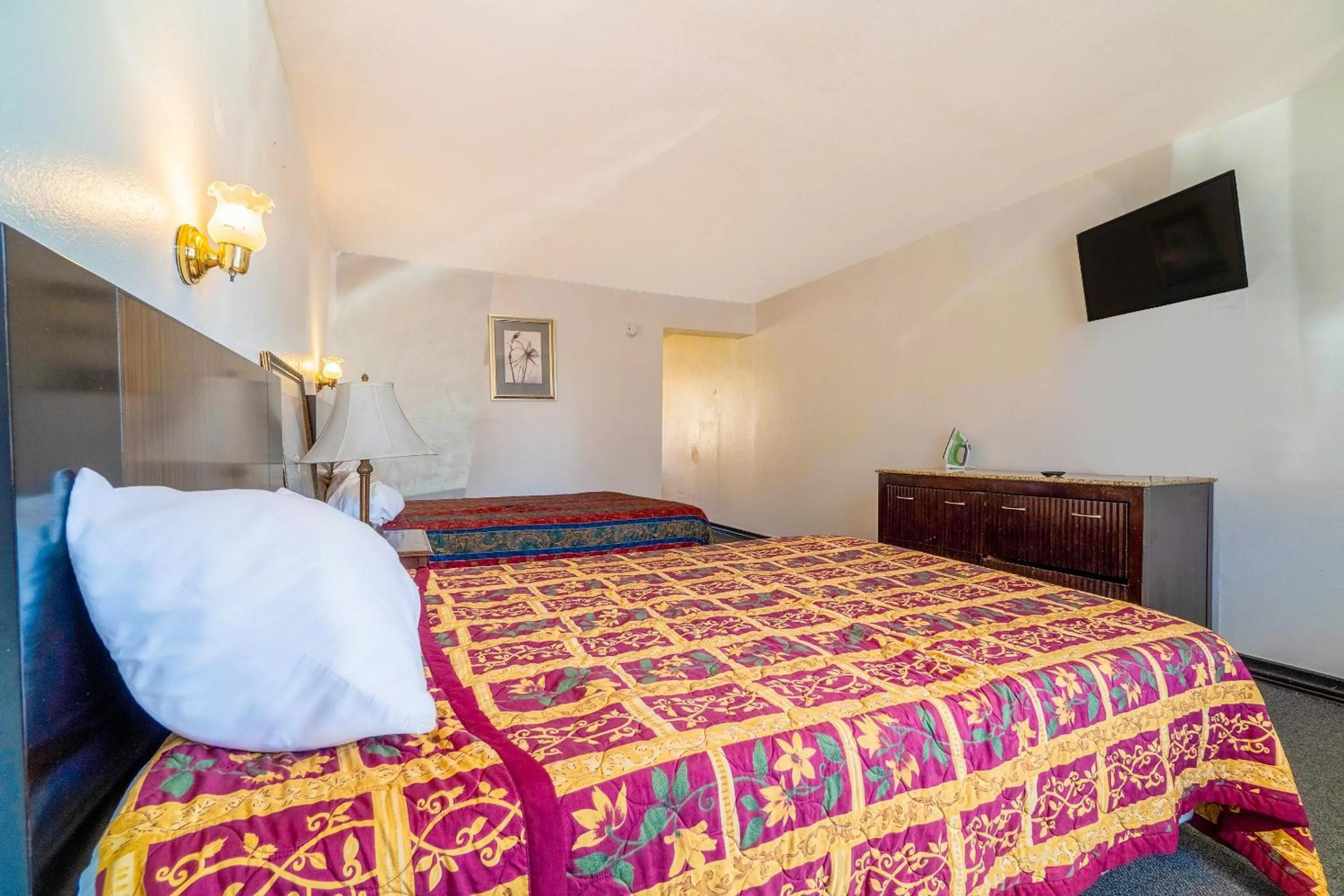 Bedroom, Bed in Castle Inn & Suites By OYO Chickasha