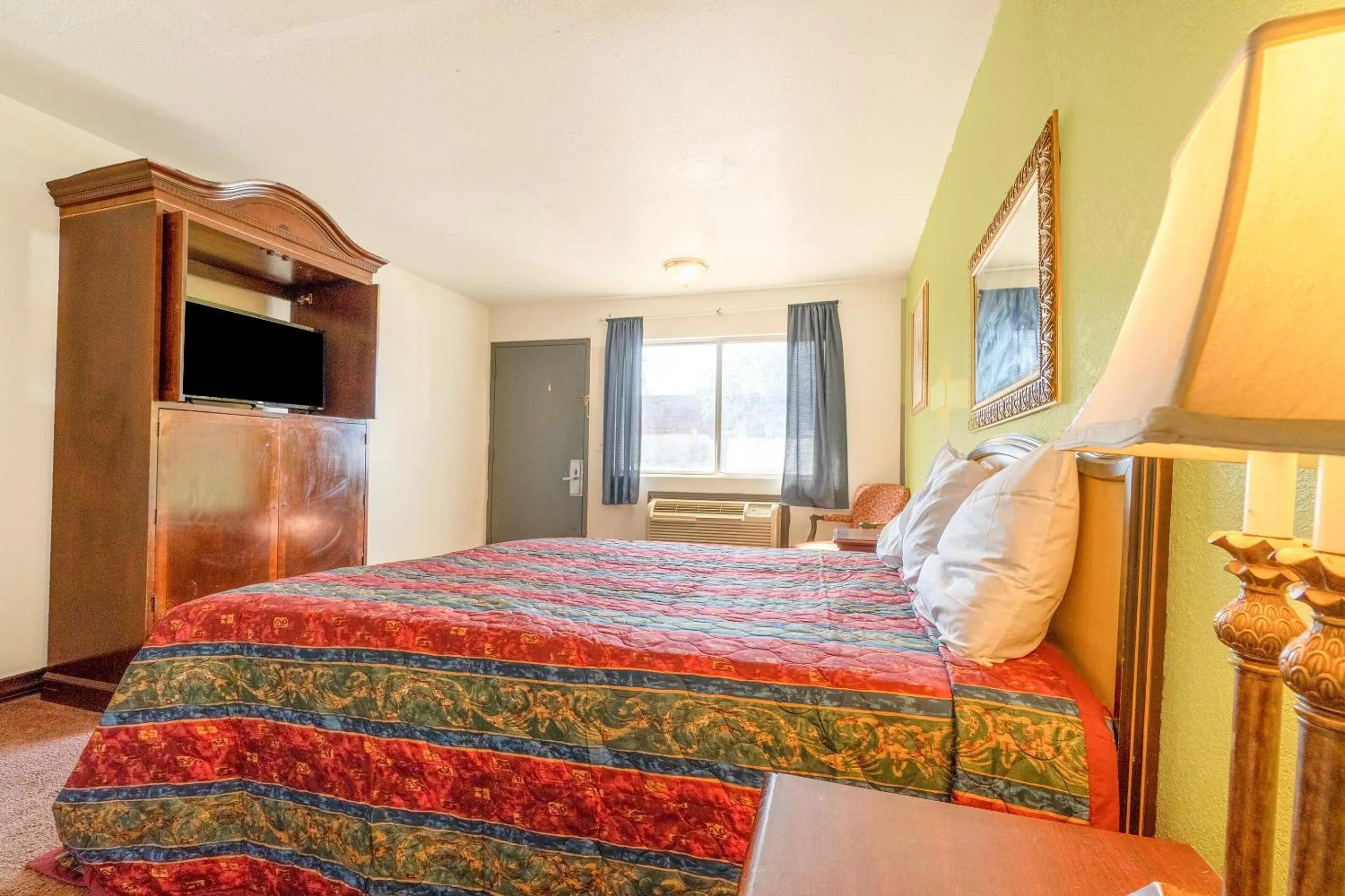 Bedroom, Bed in Castle Inn & Suites By OYO Chickasha