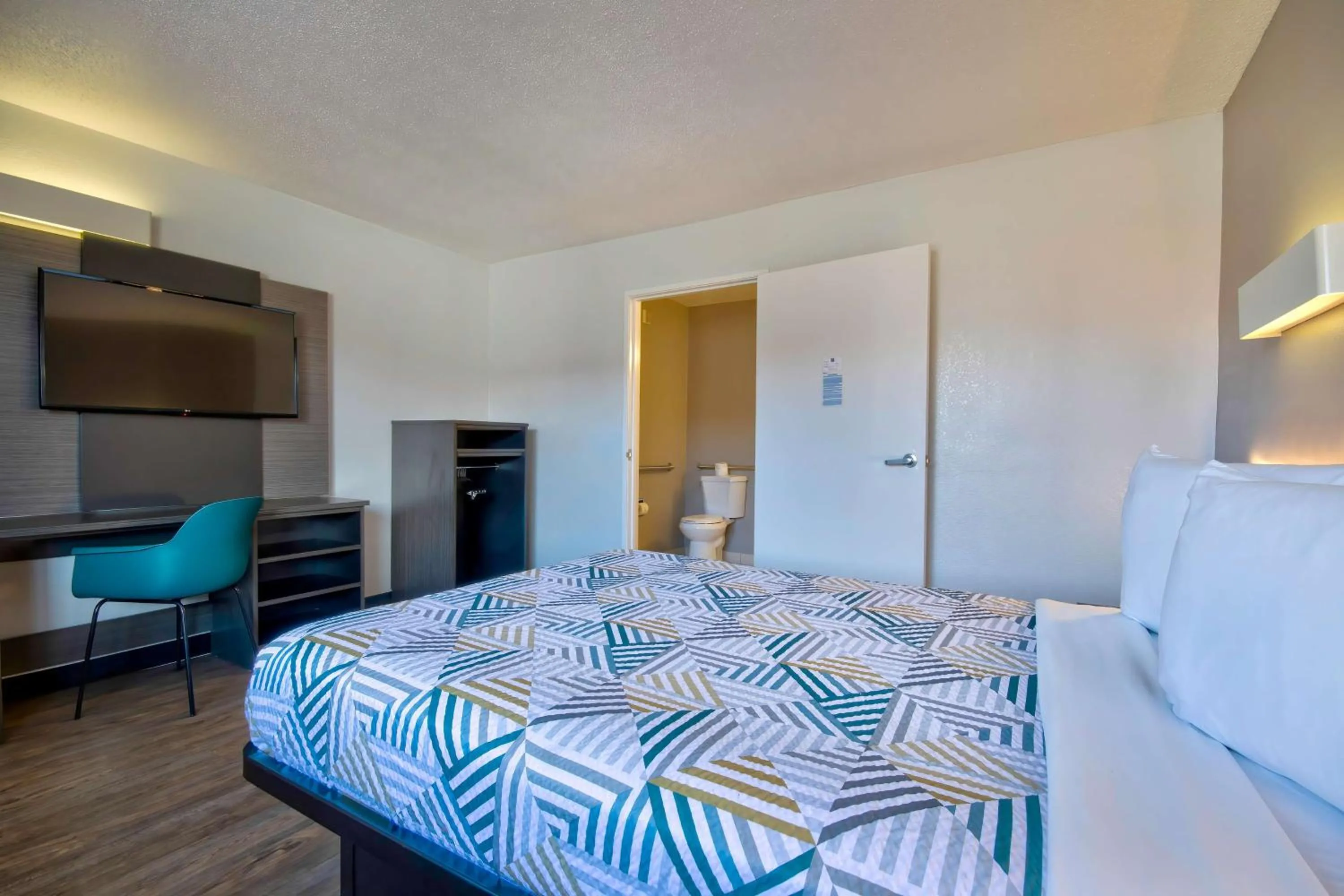 Bedroom, Bed in Motel 6 Santa Fe