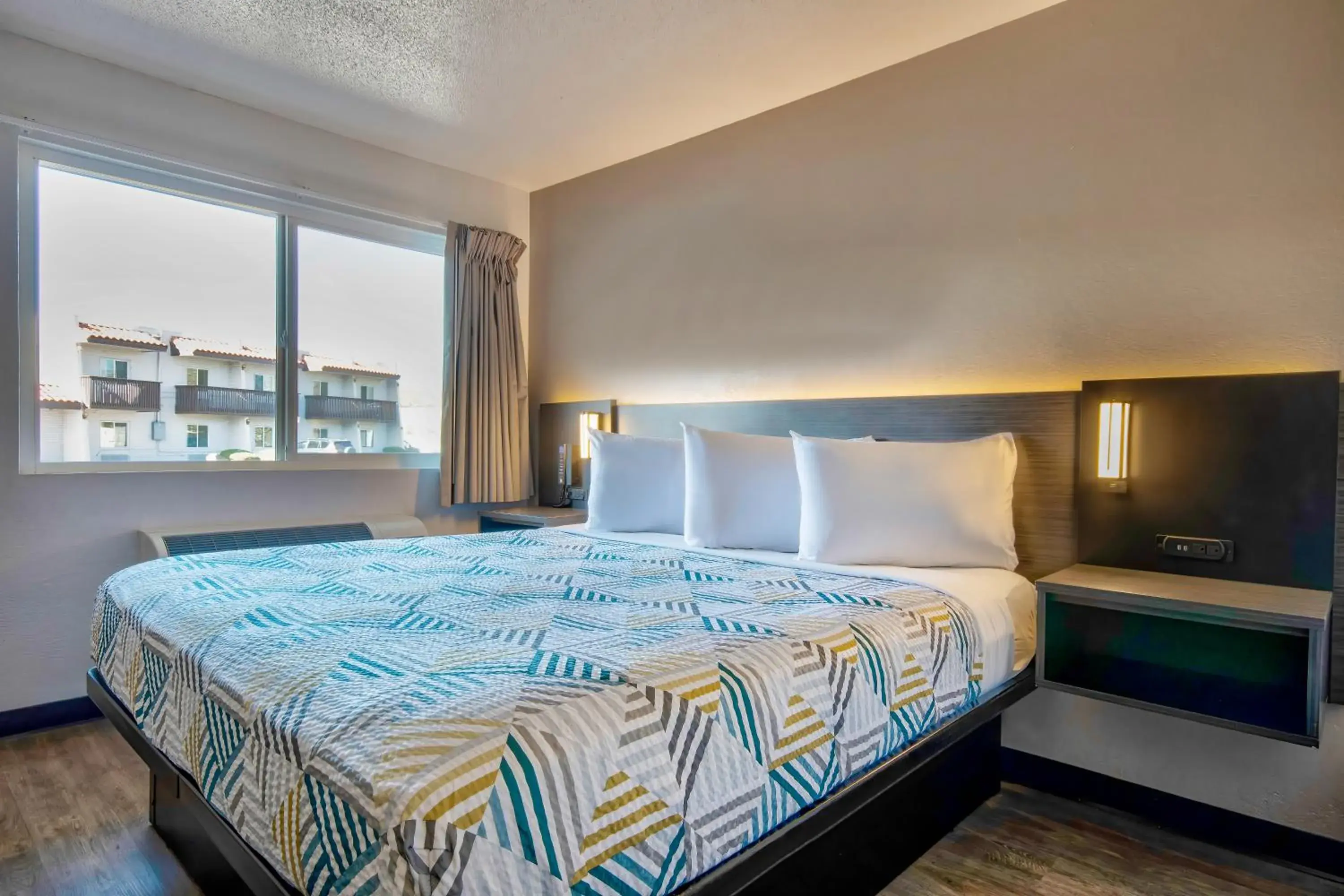 Deluxe King Room - Non-Smoking in Motel 6 Santa Fe Deluxe King Room - Non-Smoking in Motel 6 Santa Fe