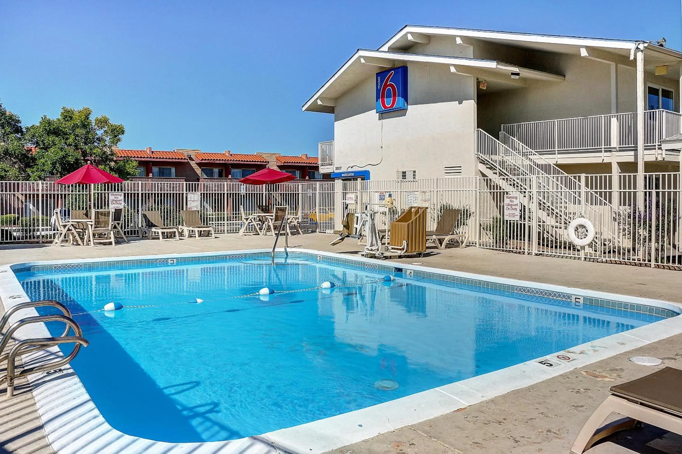 Swimming pool in Motel 6 Santa Fe
