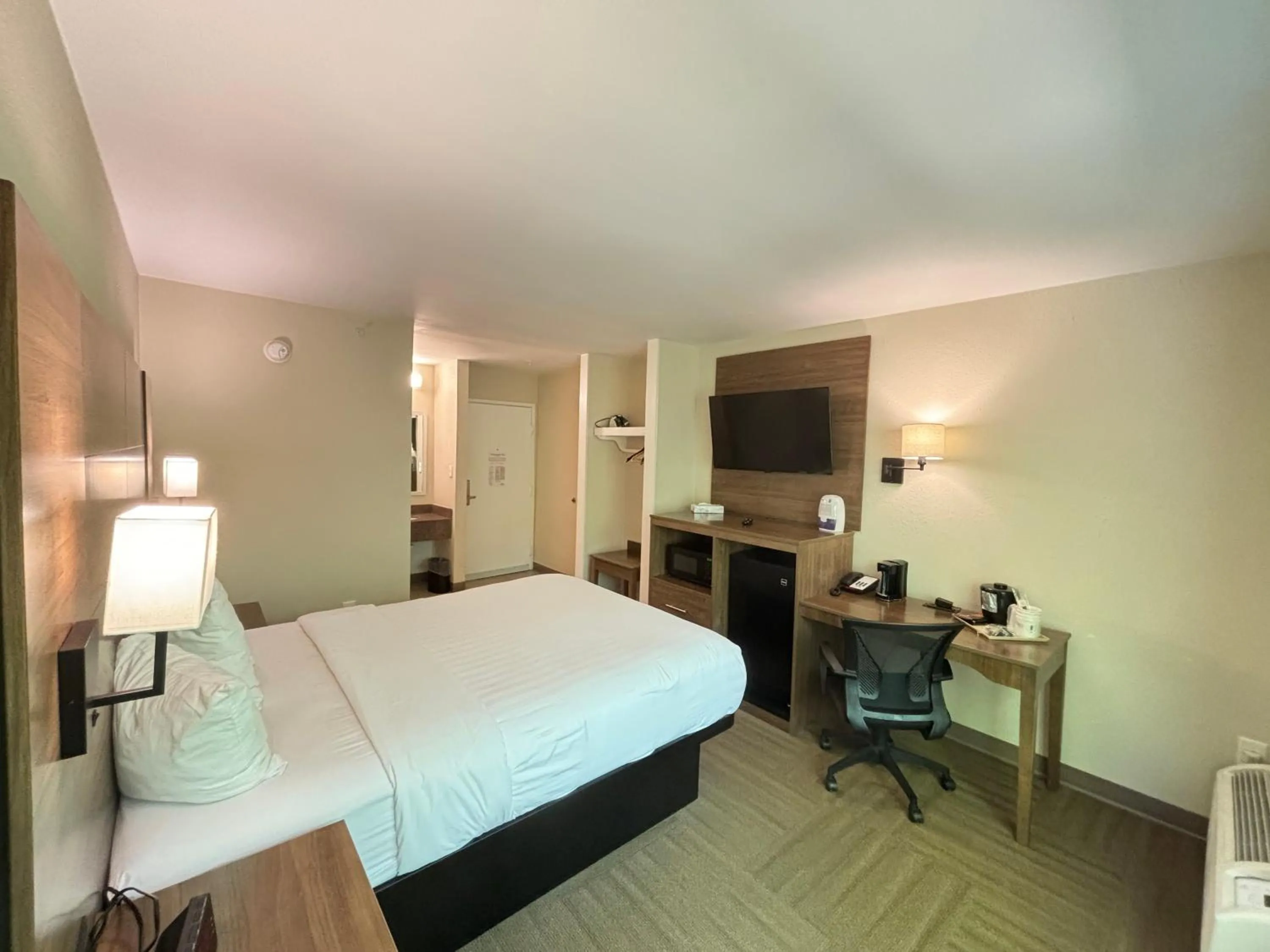 Bed in Baymont by Wyndham Lake Park Valdosta I75