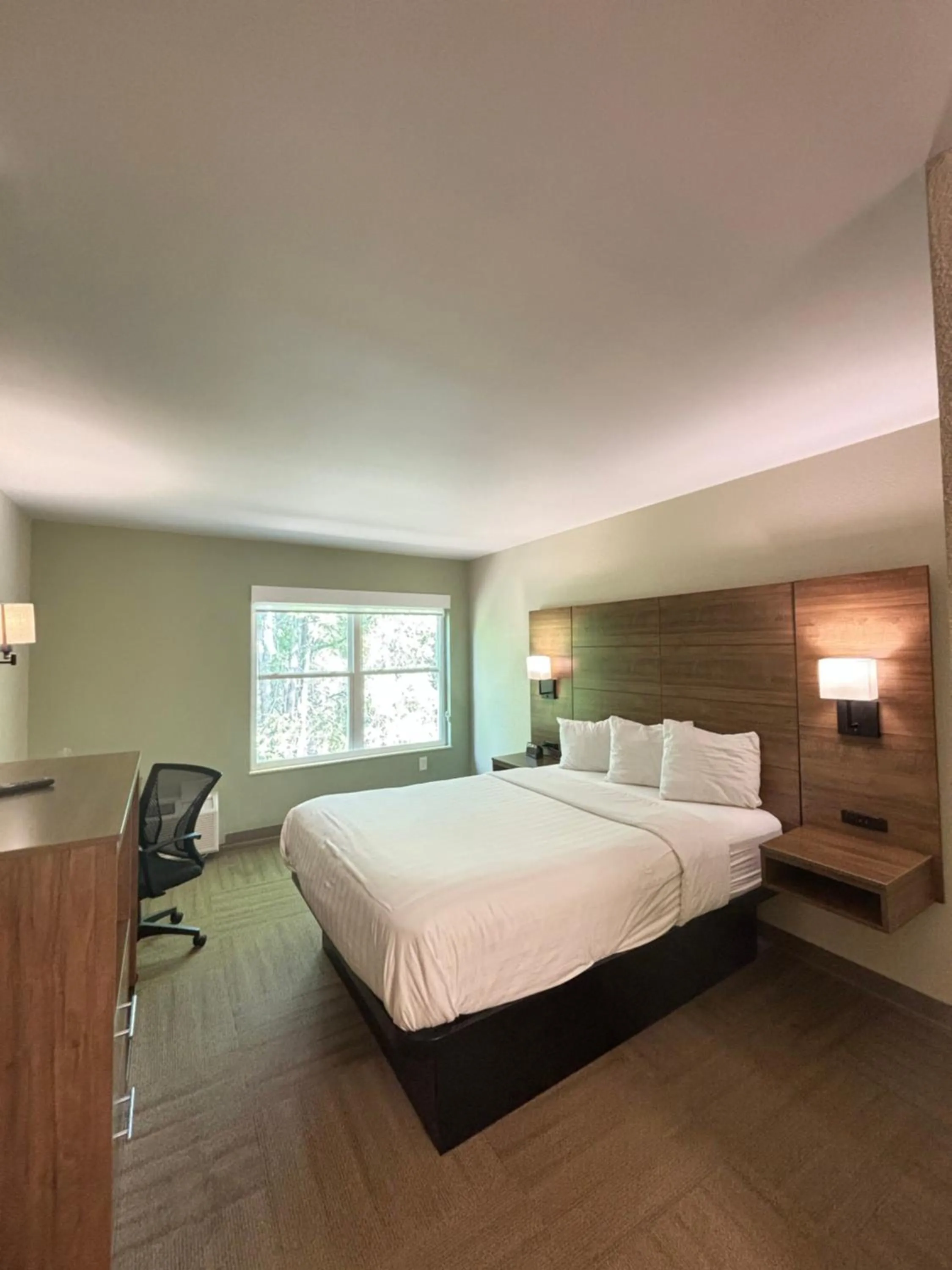 Bed in Baymont by Wyndham Lake Park Valdosta I75