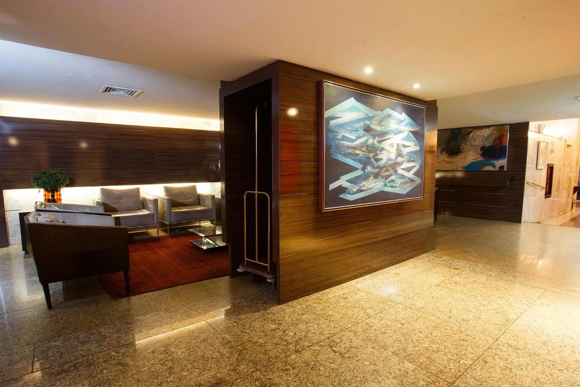 Communal lounge/ TV room in Savassi Hotel