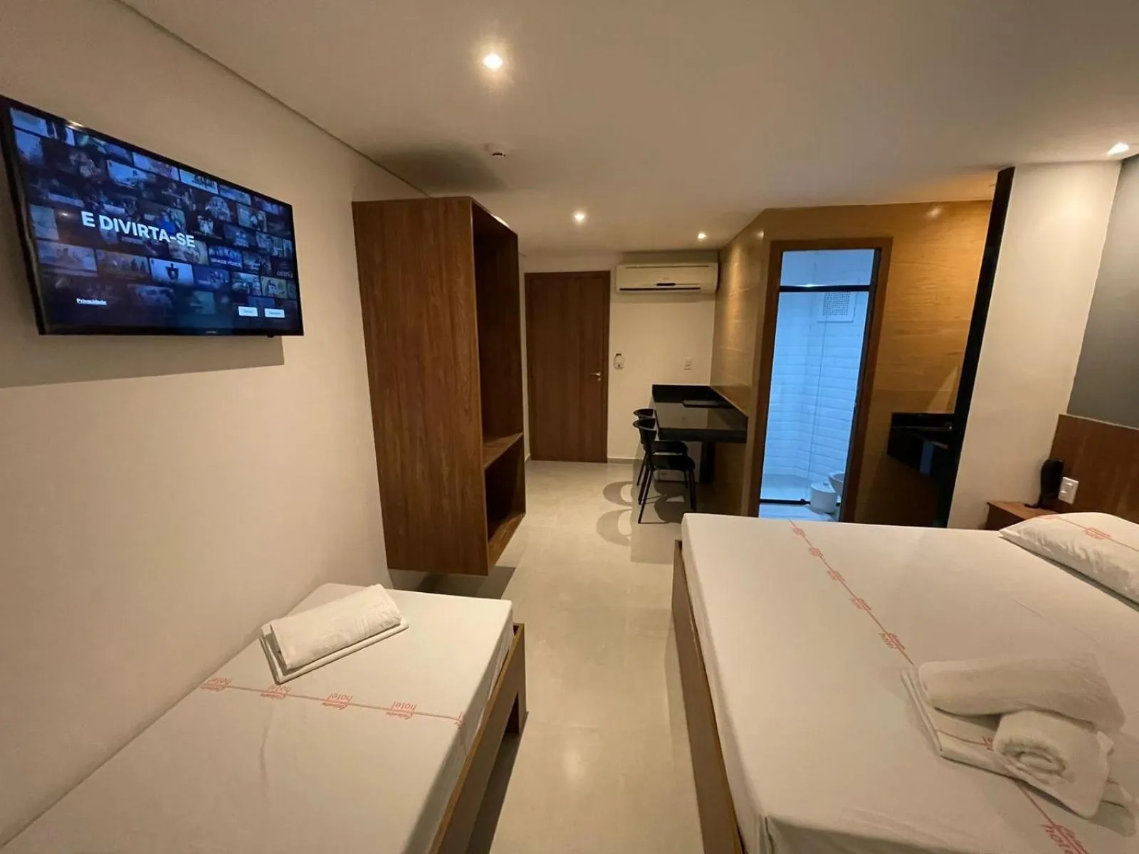 Photo of the whole room, Bed in Calandre Hotel