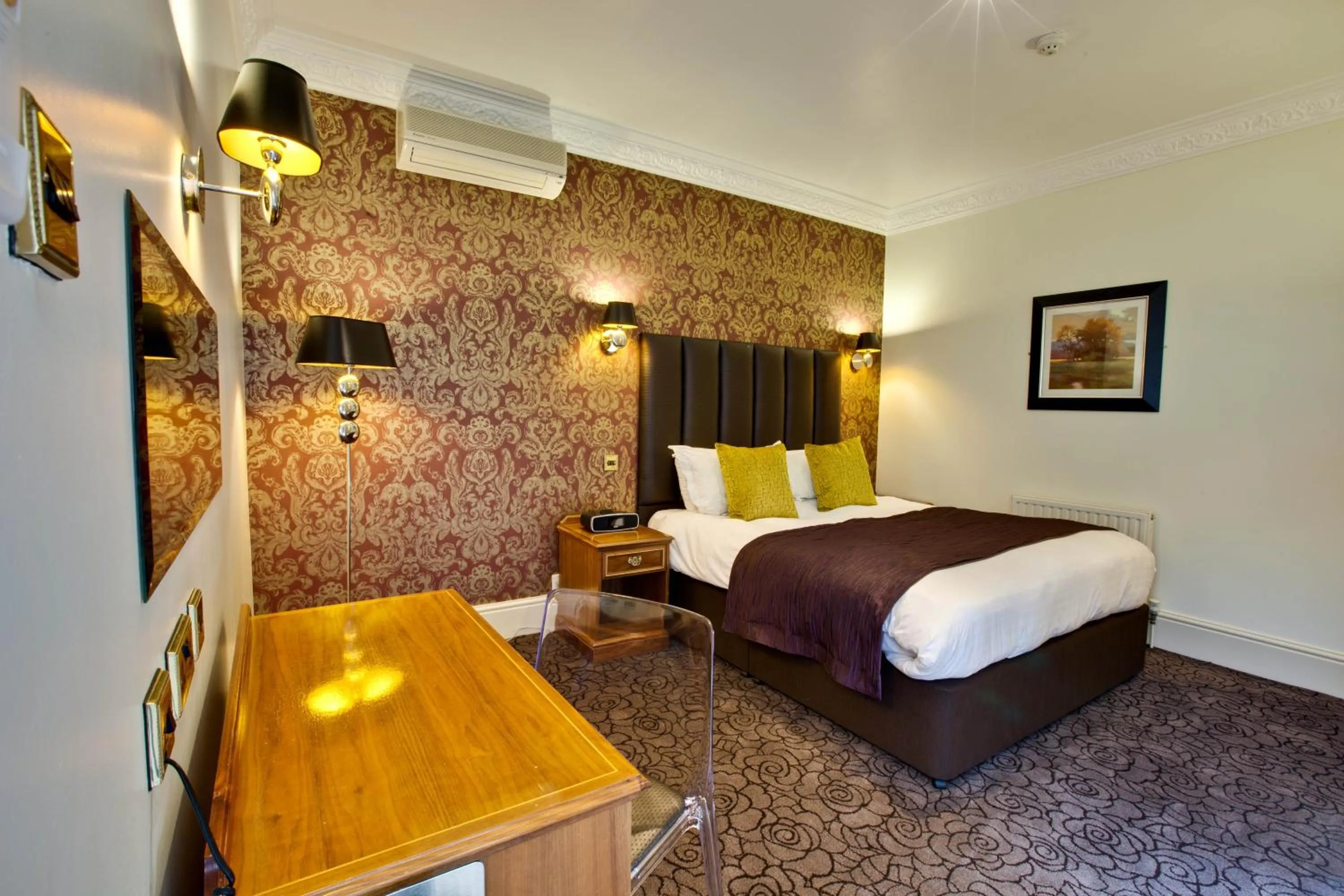 Photo of the whole room, Bed in Pontlands Park Hotel
