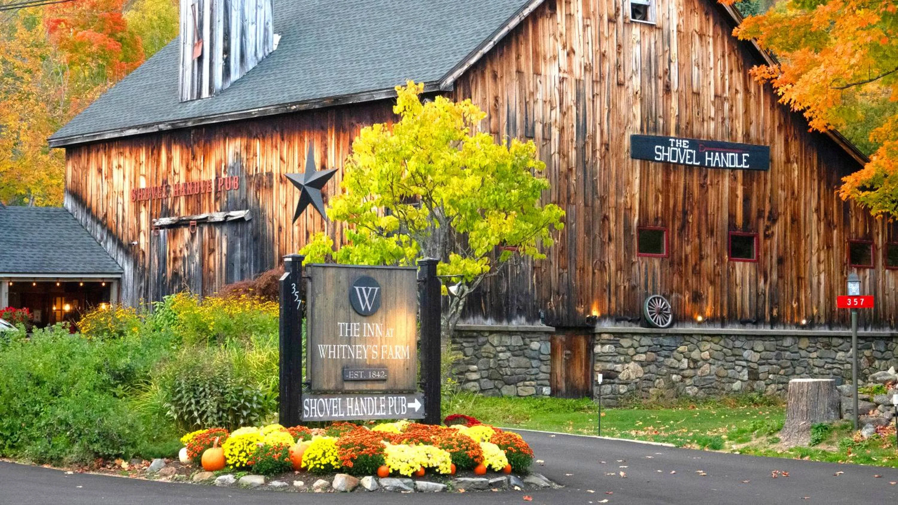 Facade/entrance in Whitneys Inn at Black Mountain