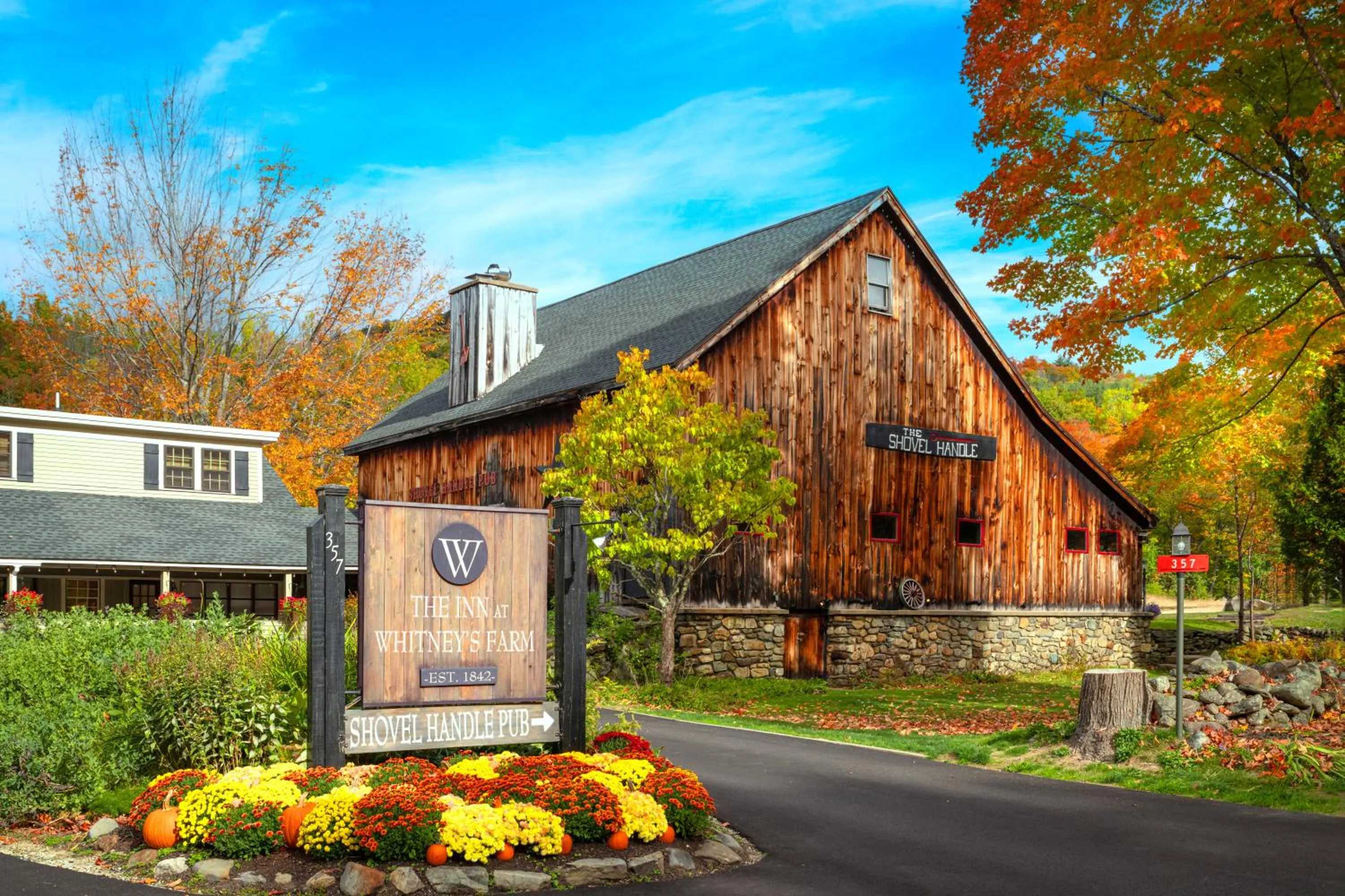 Facade/entrance in Whitneys Inn at Black Mountain